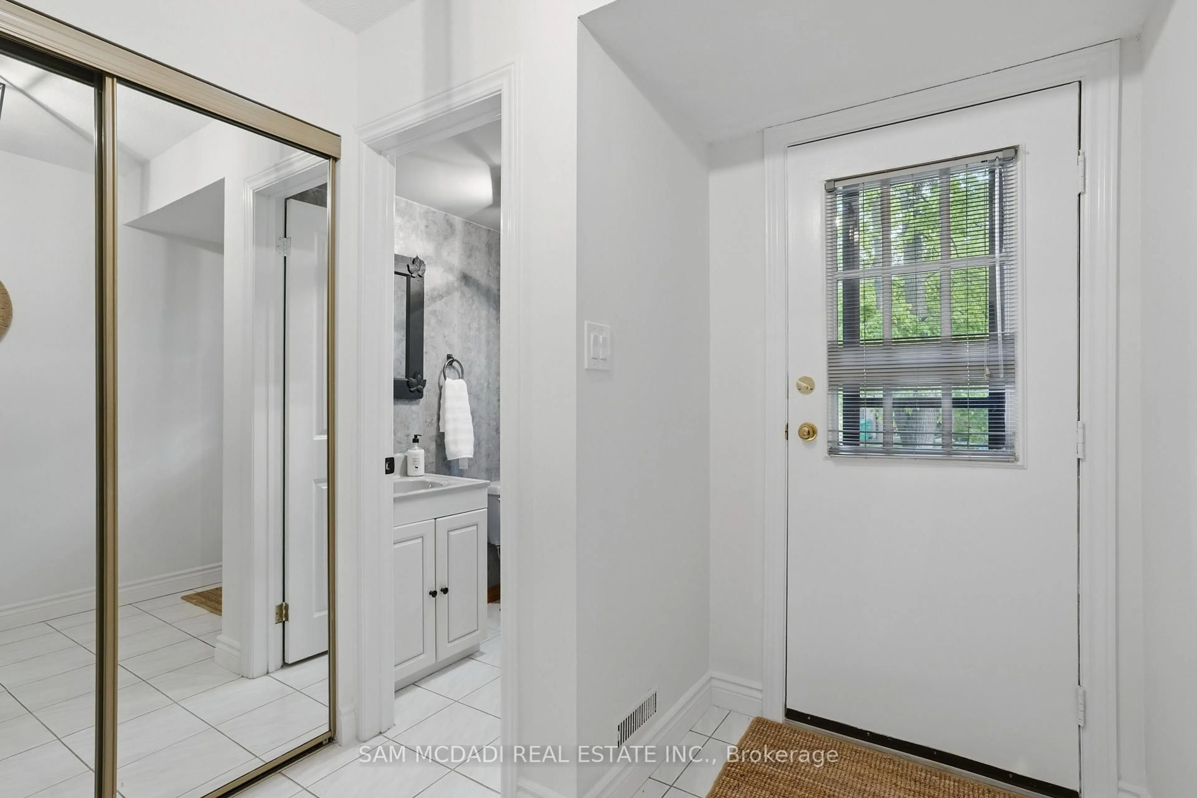 Indoor entryway for 6040 Montevideo Rd #56, Mississauga Ontario L5N 2T4