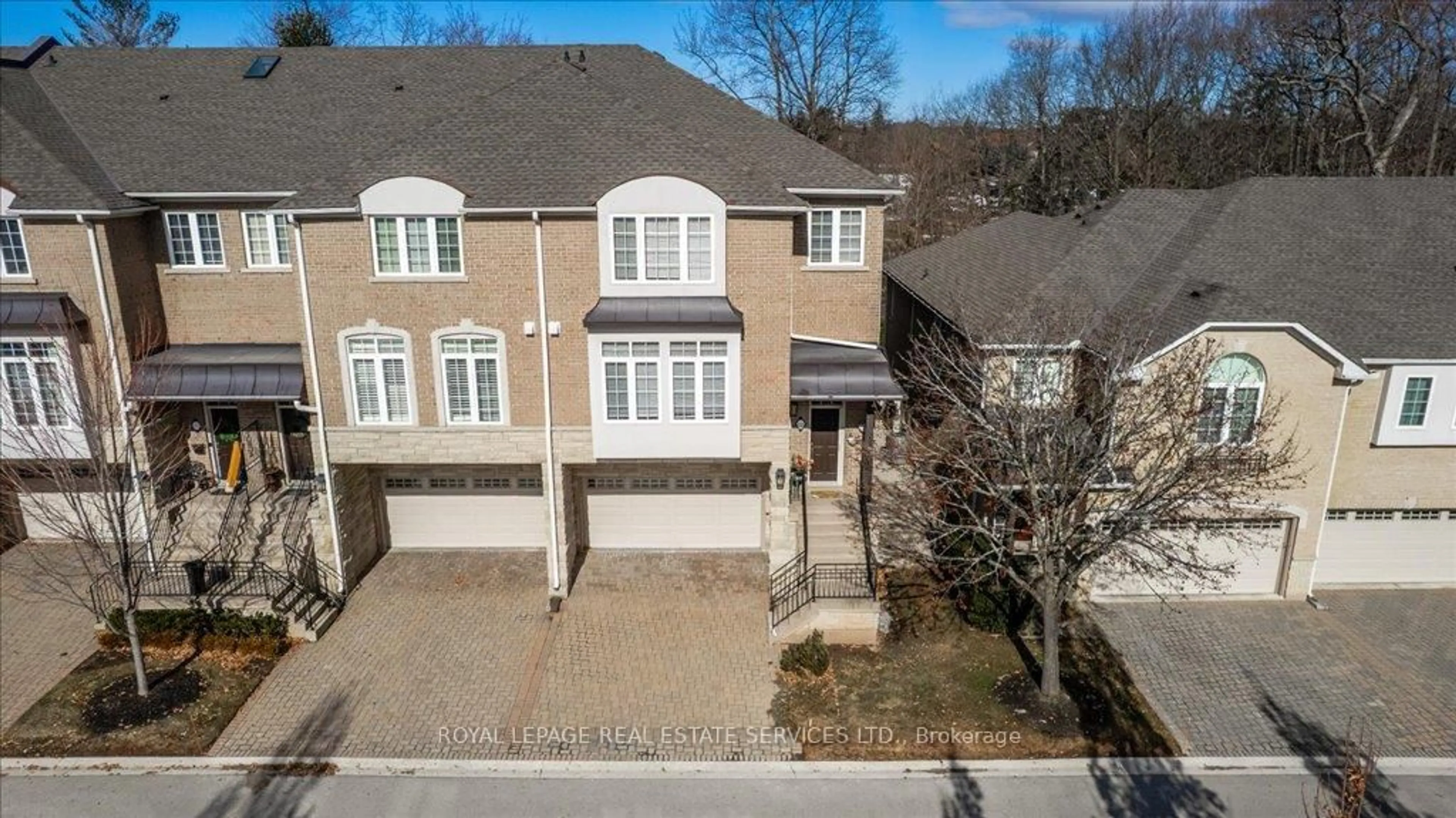 A pic from outside/outdoor area/front of a property/back of a property/a pic from drone, street for 1267 Dorval Dr #19, Oakville Ontario L6M 3Z4