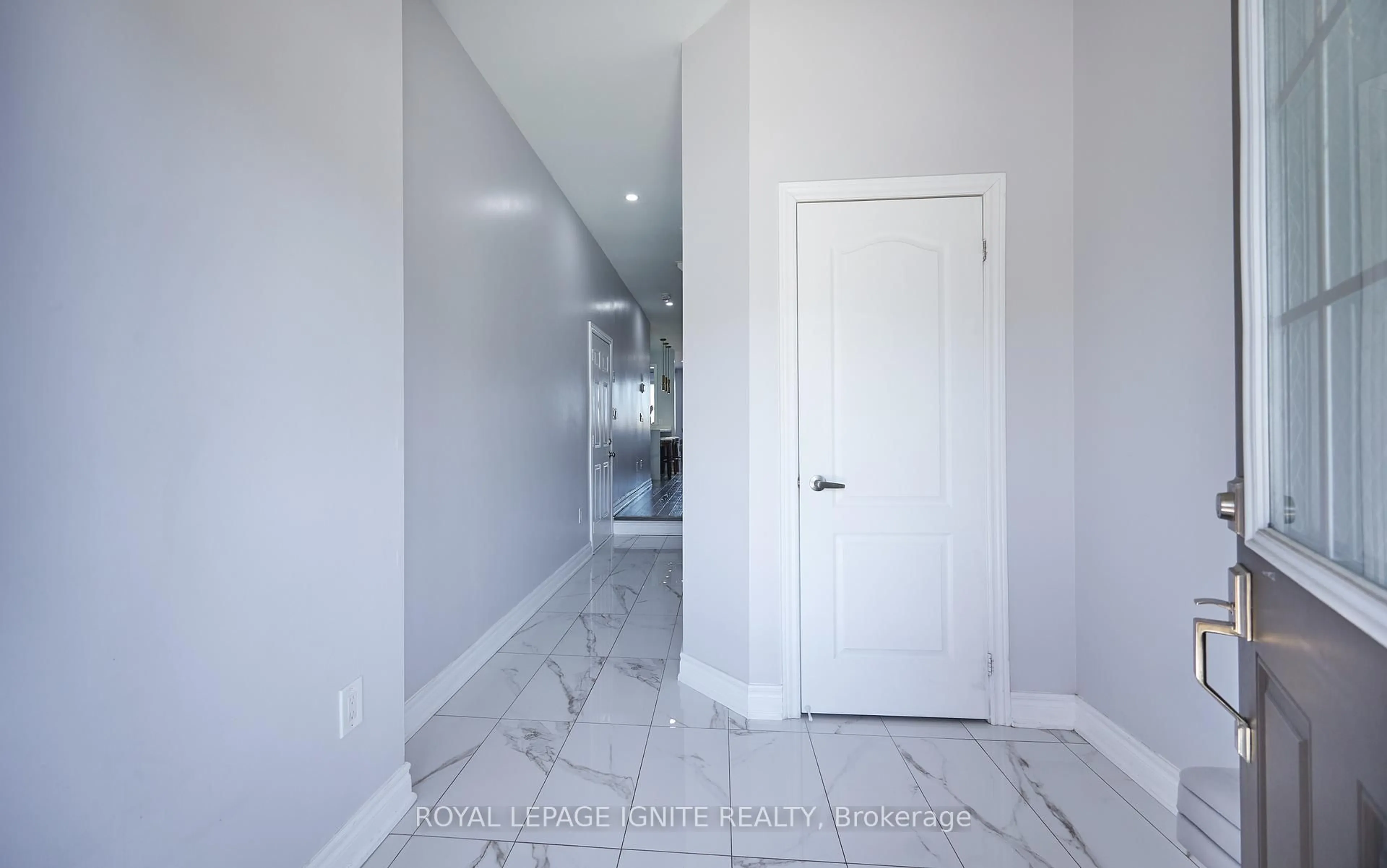 Indoor entryway for 80 Davenfield Circ, Brampton Ontario L6P 4M2