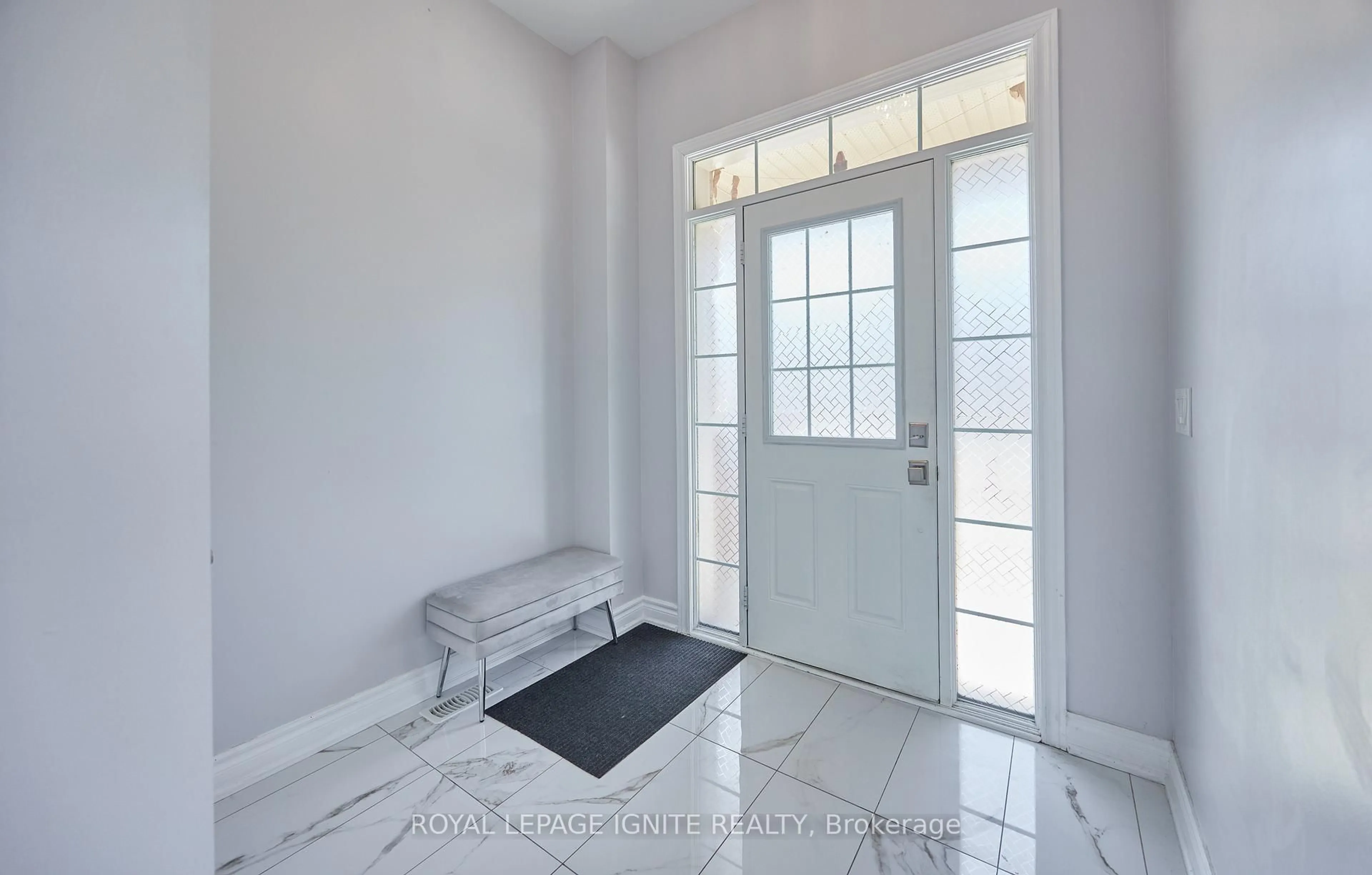Indoor entryway for 80 Davenfield Circ, Brampton Ontario L6P 4M2