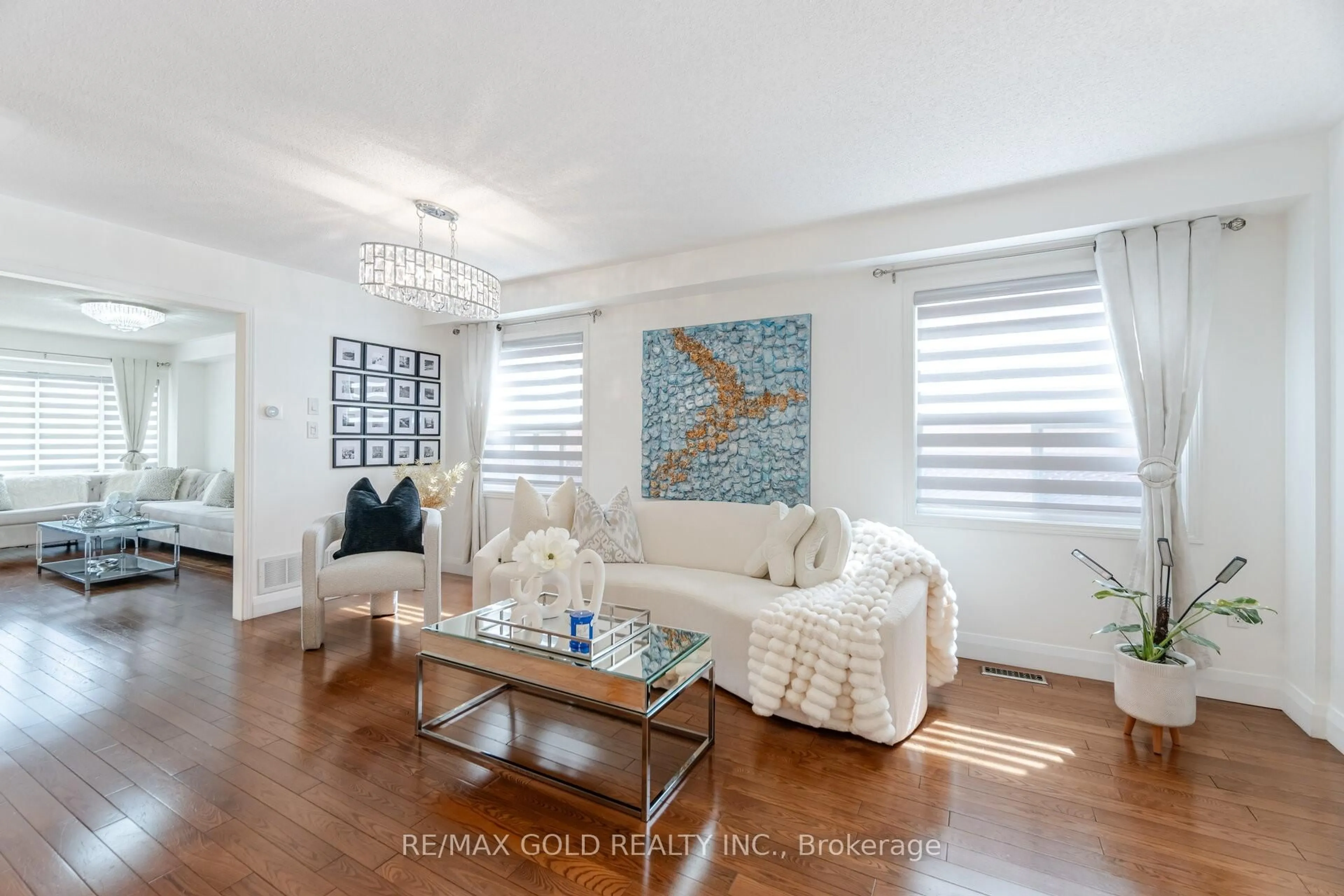 Living room with furniture, unknown for 29 Skylar Circ, Brampton Ontario L6P 0Z4