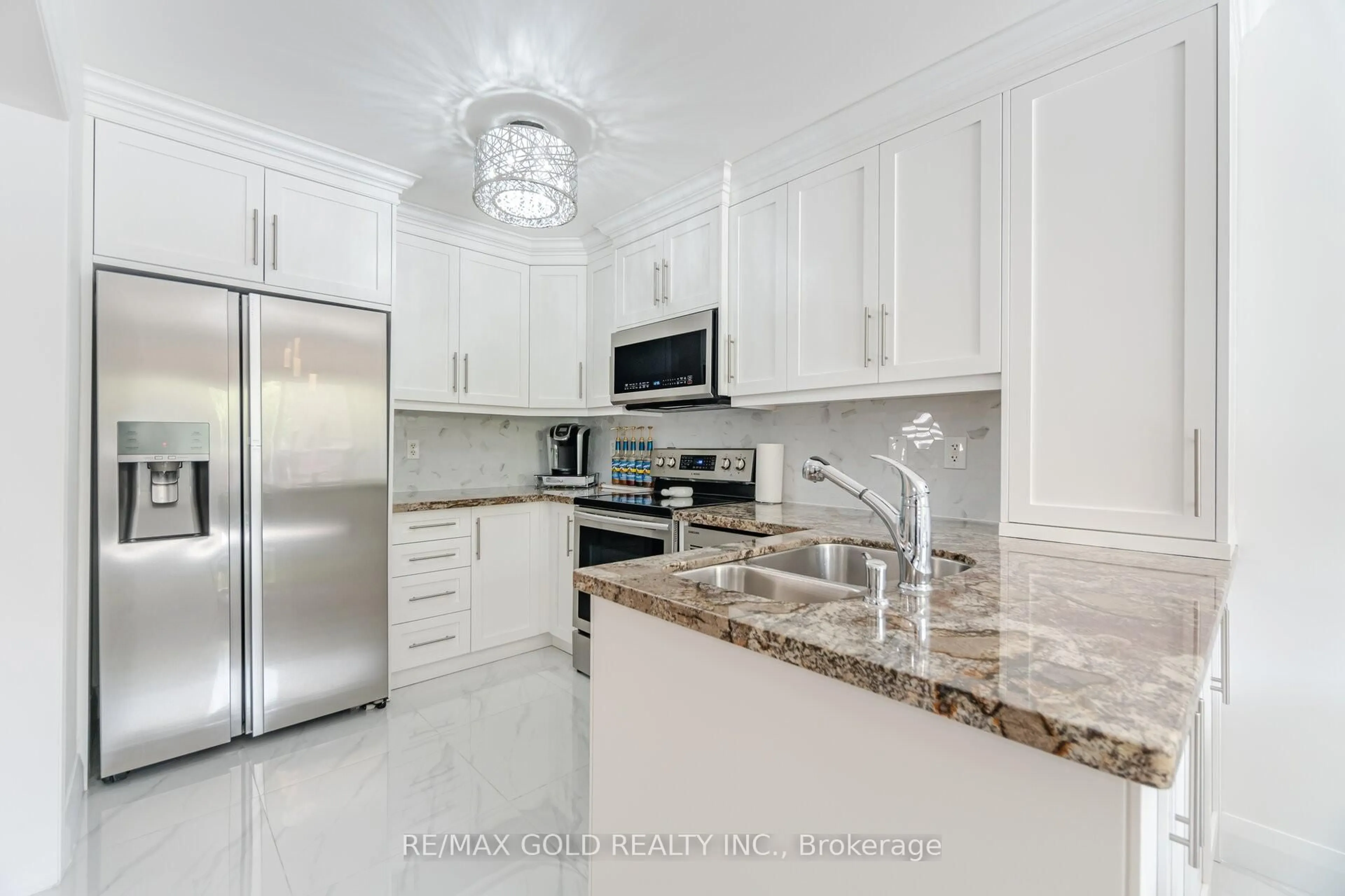 Contemporary kitchen, ceramic/tile floor for 29 Skylar Circ, Brampton Ontario L6P 0Z4