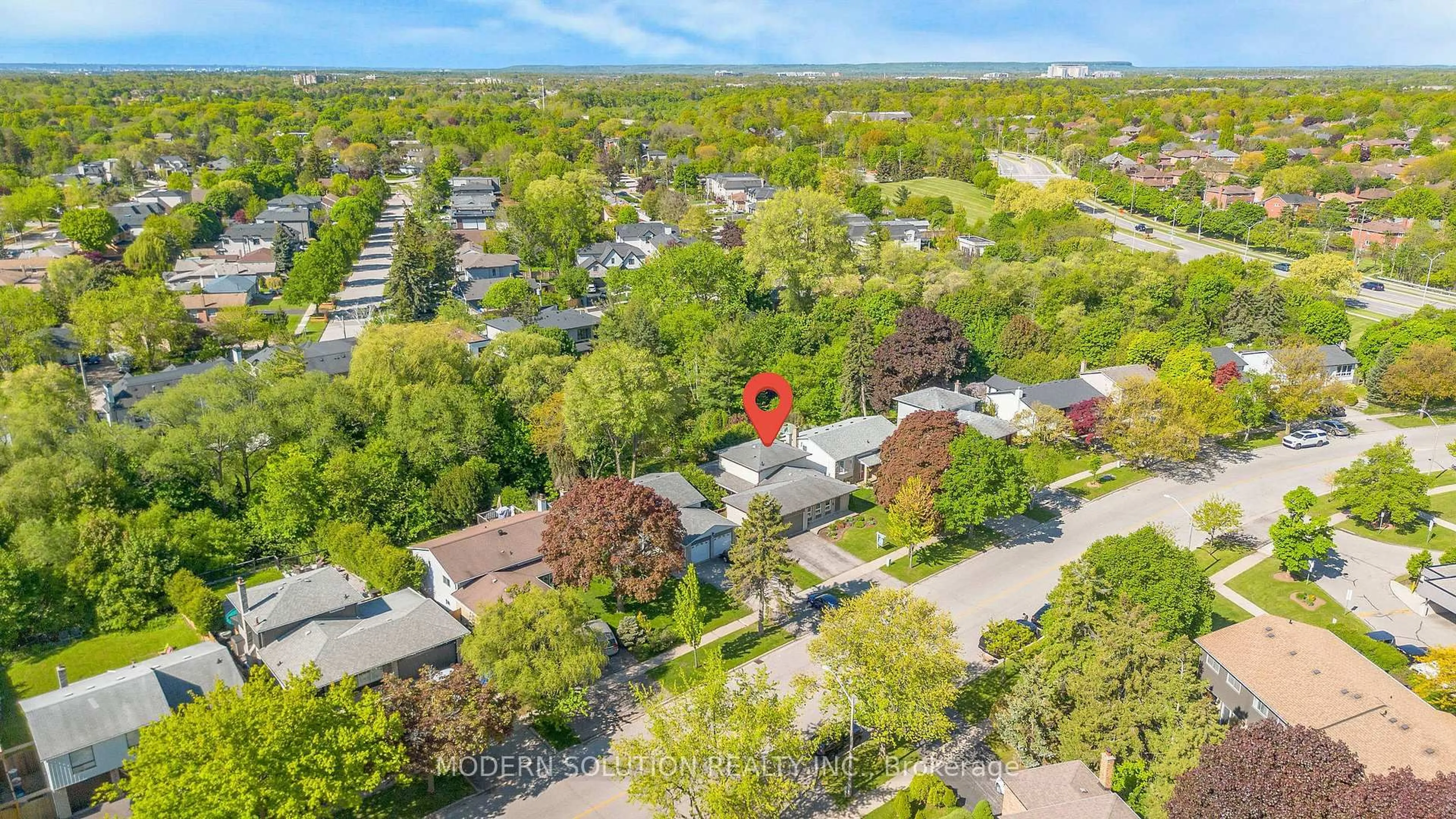 A pic from outside/outdoor area/front of a property/back of a property/a pic from drone, street for 1516 Elm Rd, Oakville Ontario L6H 1V2