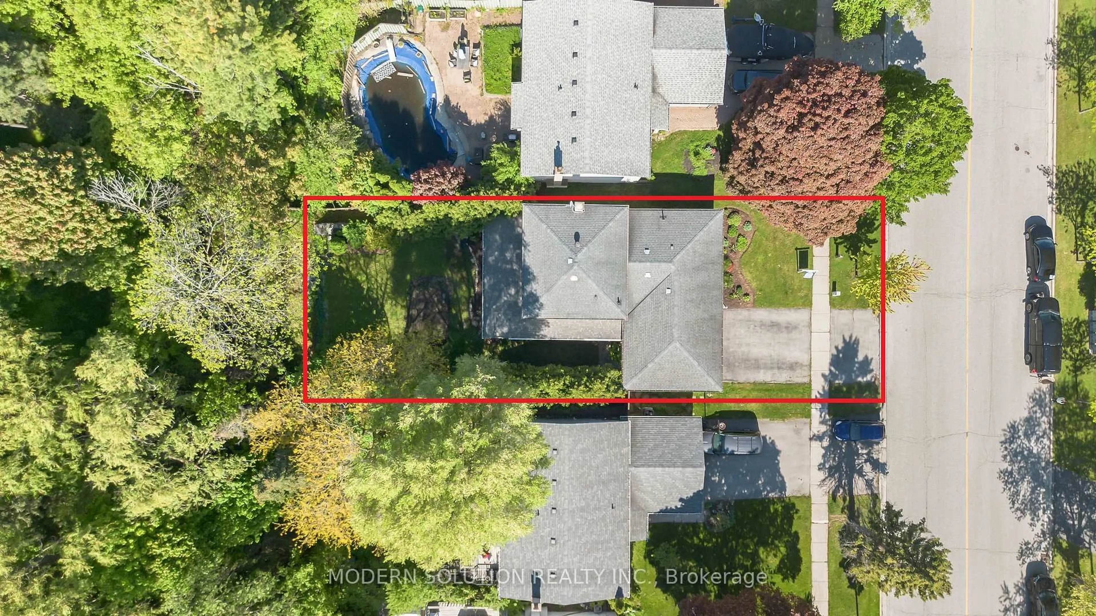 A pic from outside/outdoor area/front of a property/back of a property/a pic from drone, street for 1516 Elm Rd, Oakville Ontario L6H 1V2