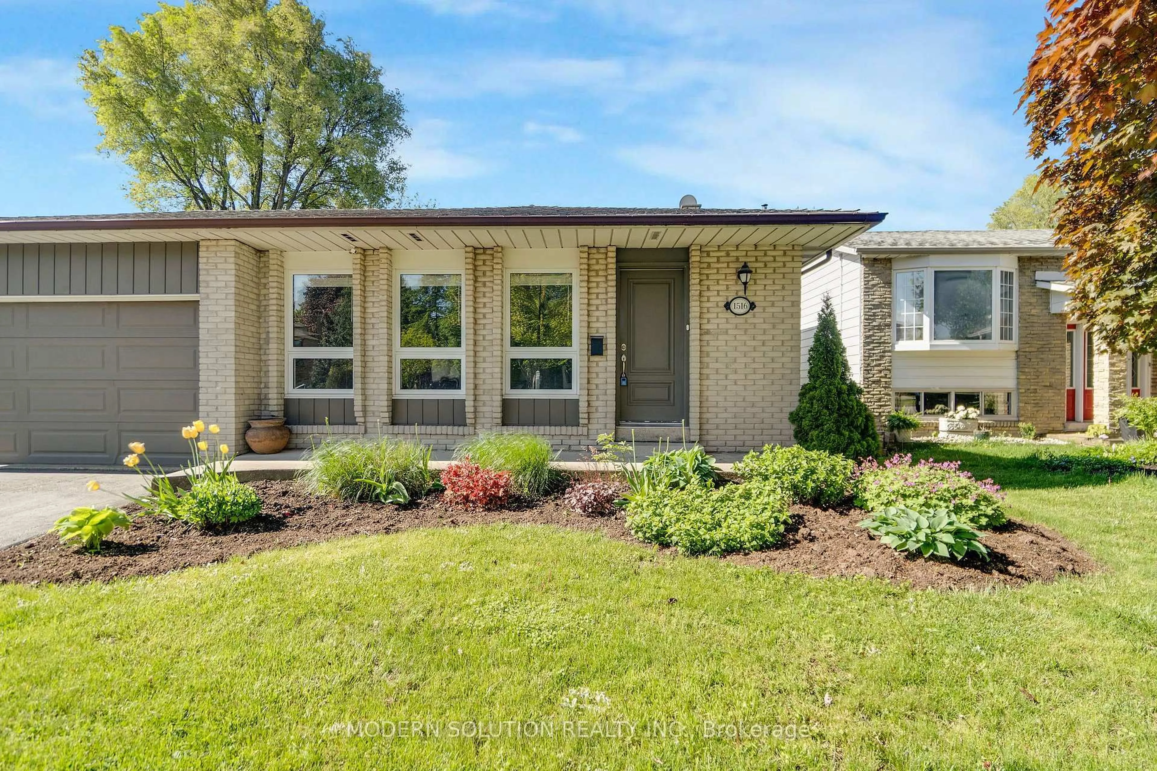 Home with vinyl exterior material, street for 1516 Elm Rd, Oakville Ontario L6H 1V2