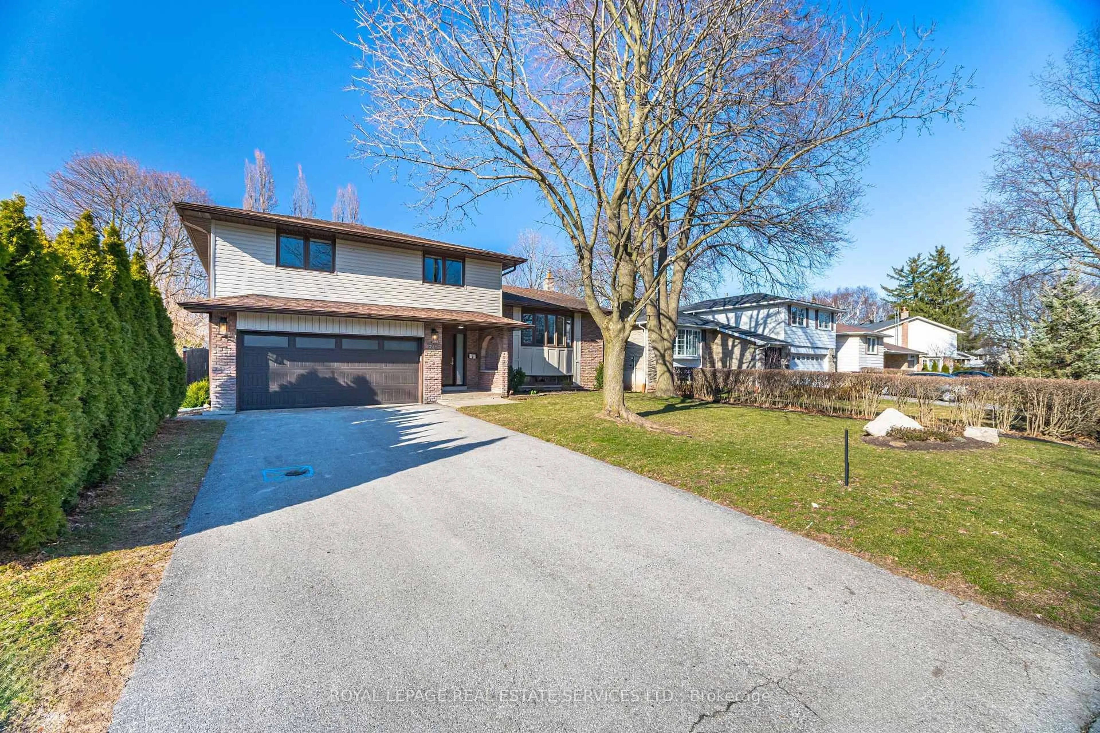 A pic from outside/outdoor area/front of a property/back of a property/a pic from drone, street for 241 Sunrise Cres, Oakville Ontario L6L 3L4
