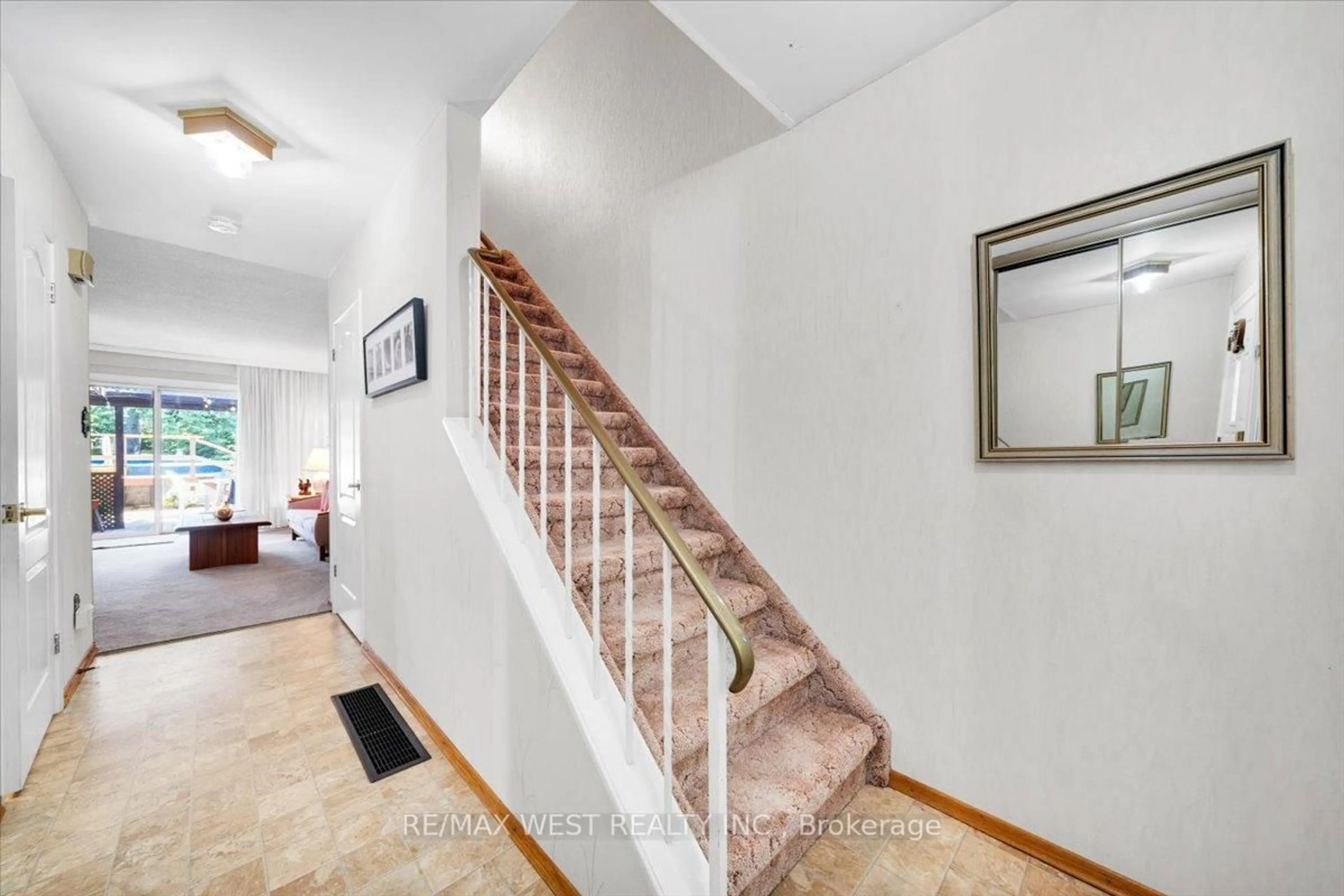 Indoor foyer for 3273 Candela Dr, Mississauga Ontario L5A 2V1