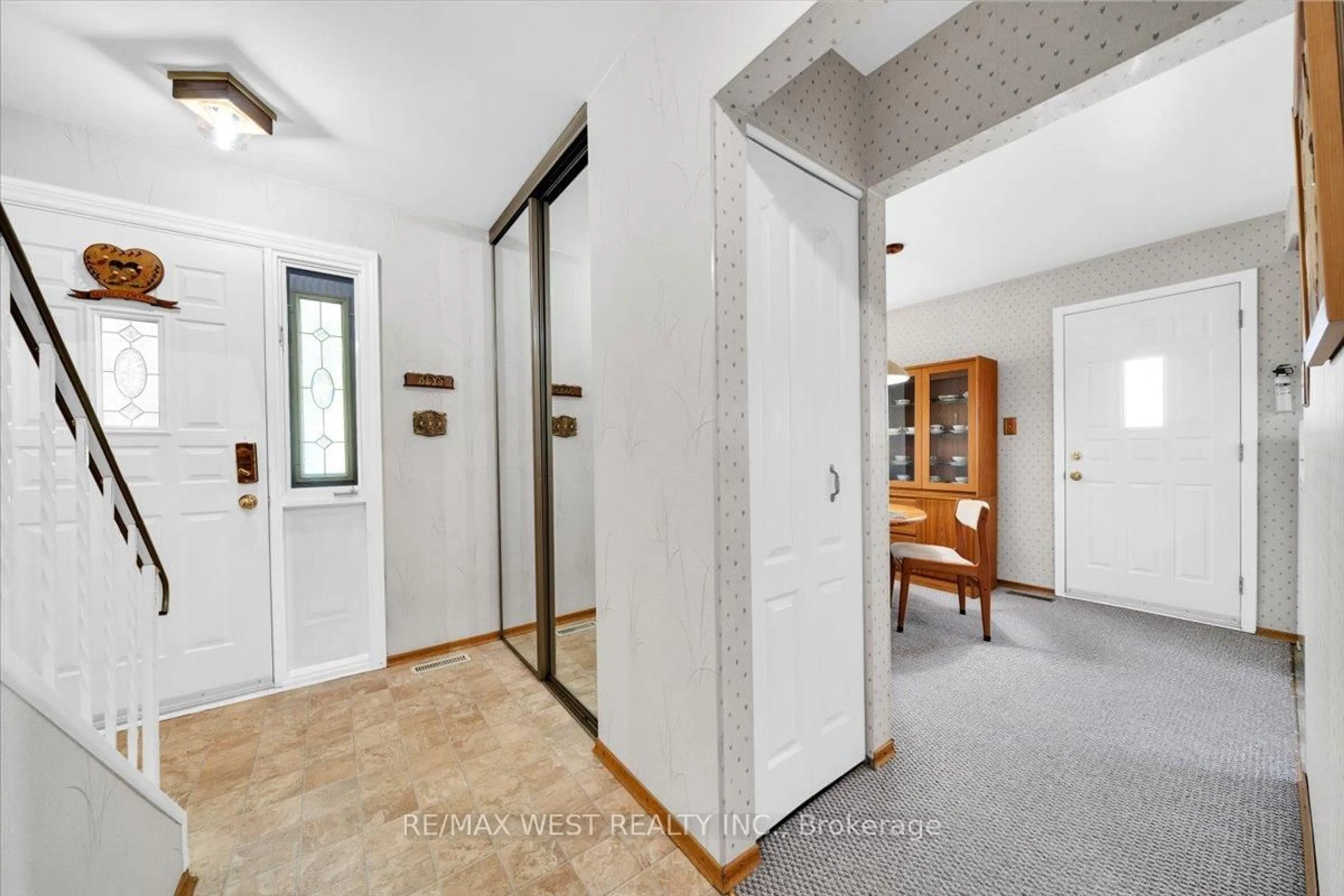 Indoor foyer for 3273 Candela Dr, Mississauga Ontario L5A 2V1