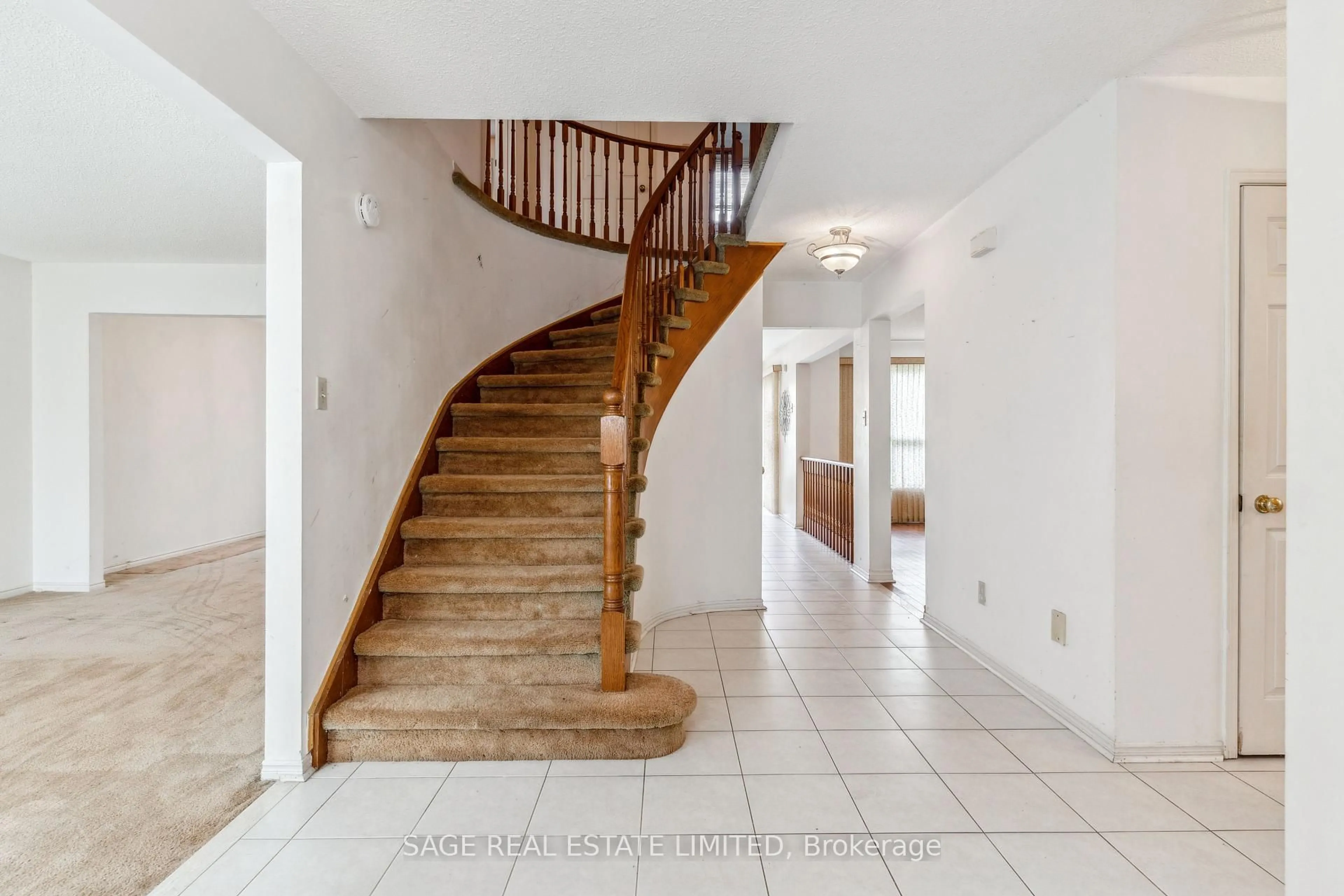Unknown for 27 Newgreen Cres, Brampton Ontario L6S 4Y2