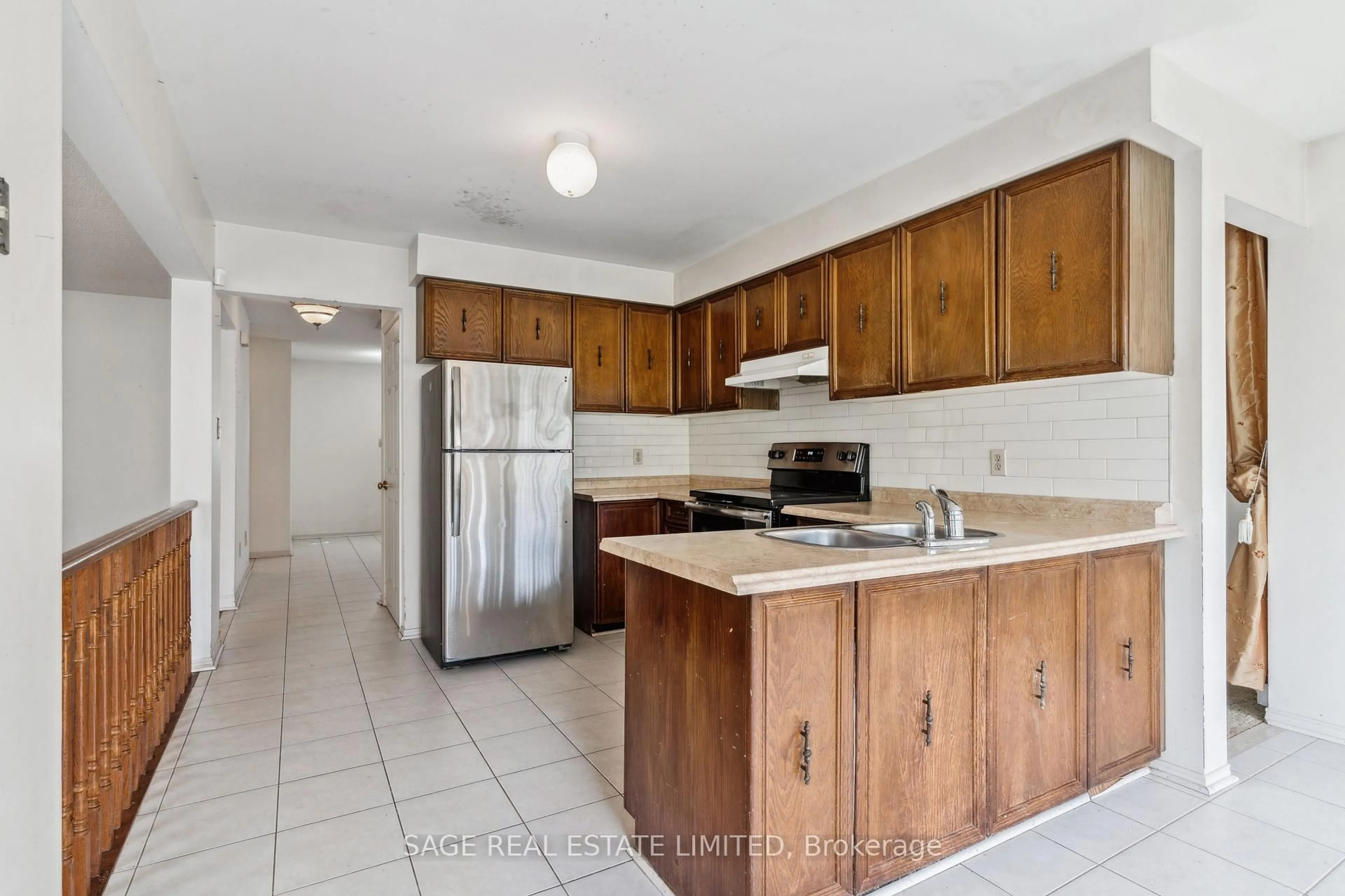 Standard kitchen, unknown for 27 Newgreen Cres, Brampton Ontario L6S 4Y2