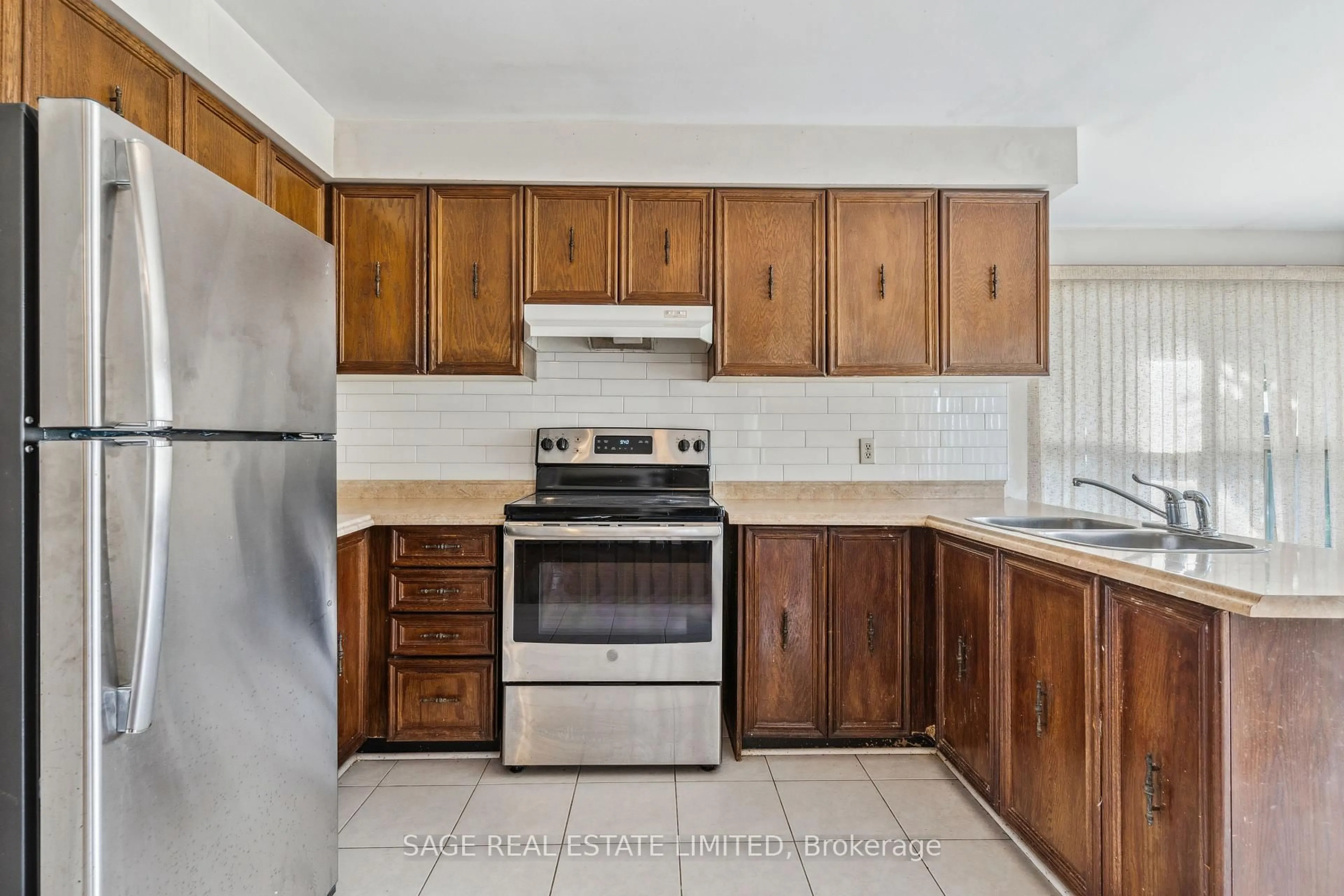 Standard kitchen, unknown for 27 Newgreen Cres, Brampton Ontario L6S 4Y2