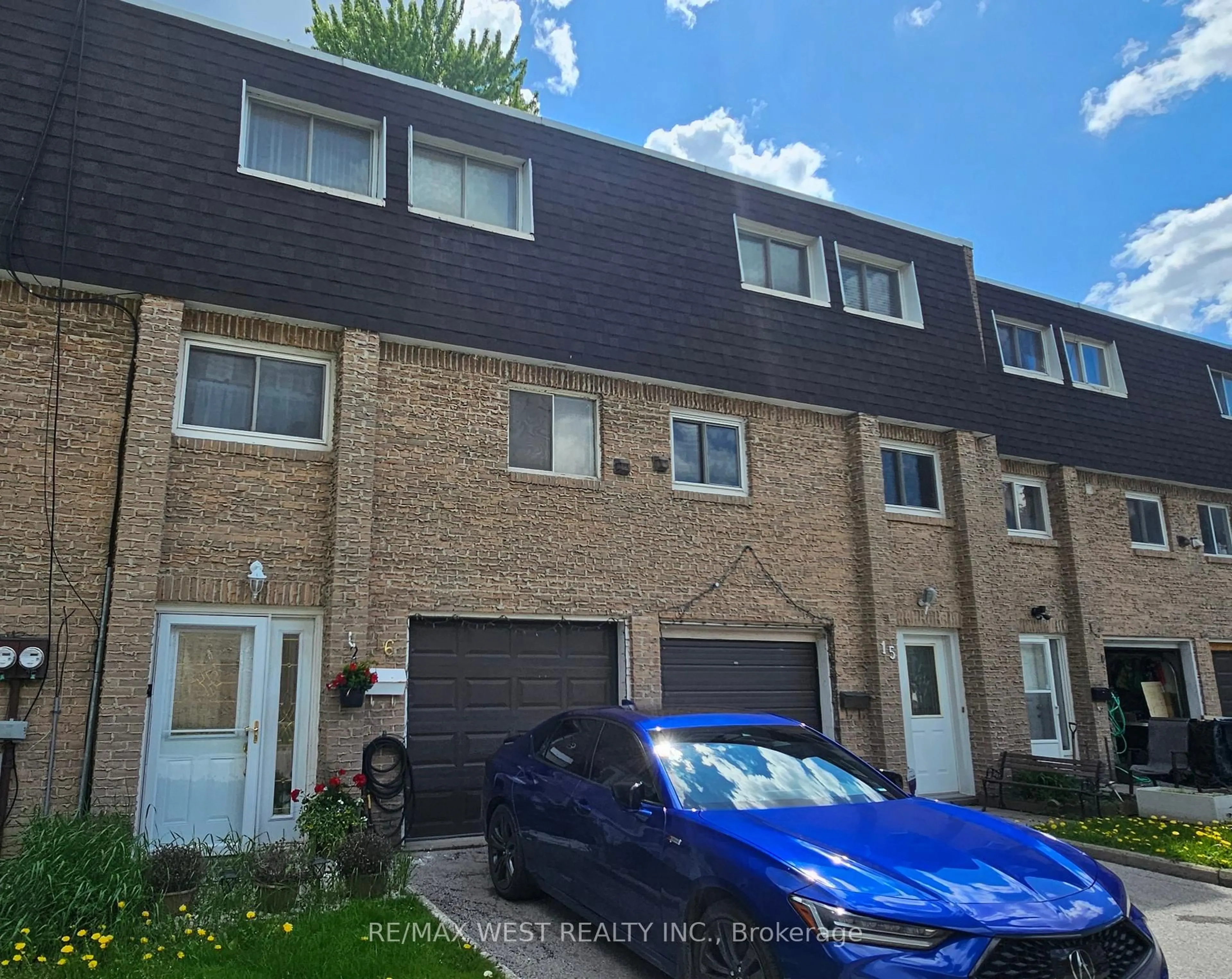 A pic from outside/outdoor area/front of a property/back of a property/a pic from drone, street for 47 Lexington Ave #16, Toronto Ontario M9V 2G4