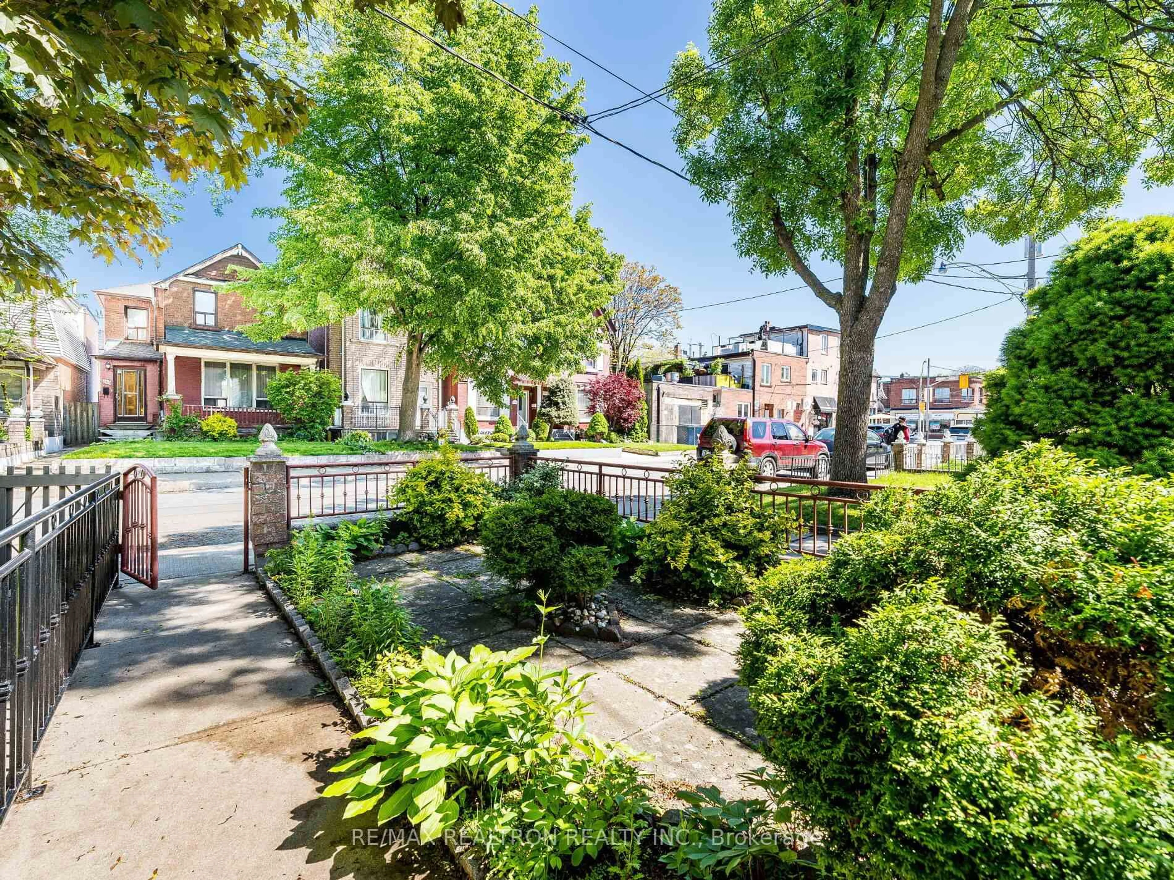 Patio, street for 205 Wallace Ave, Toronto Ontario M6H 1V5