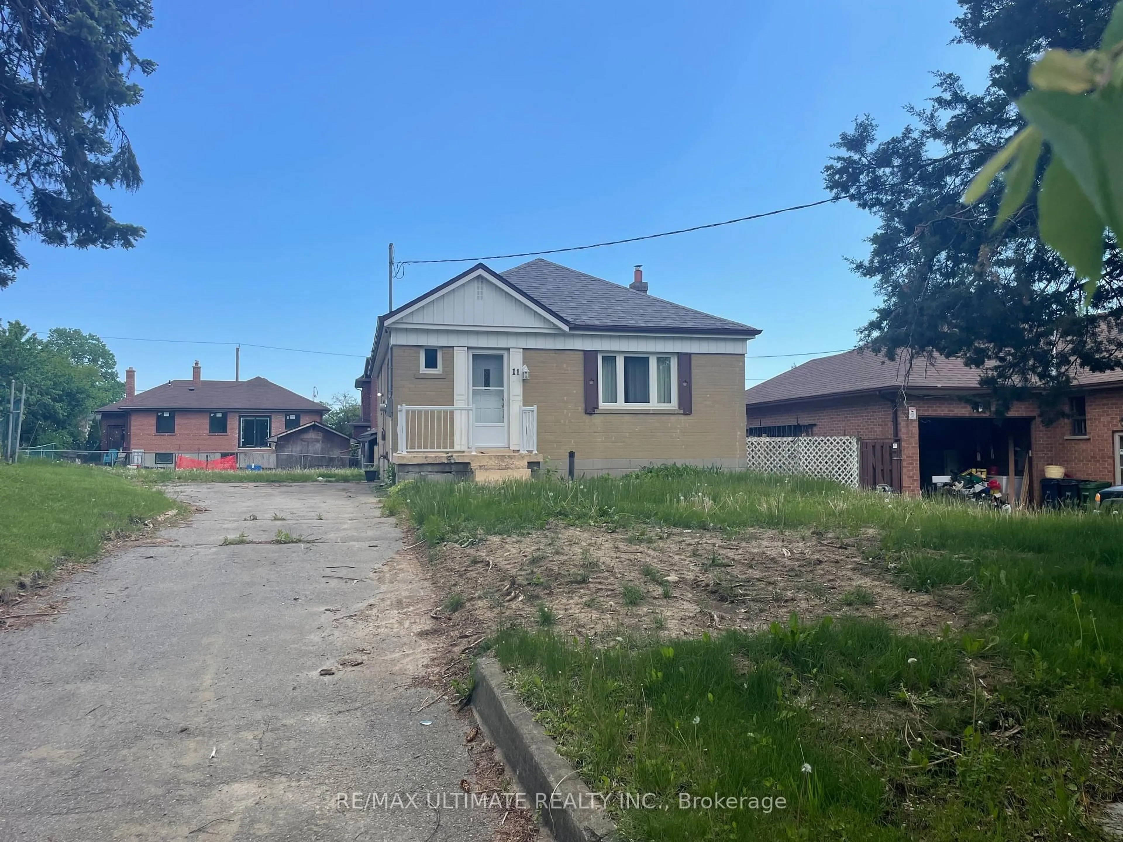 A pic from outside/outdoor area/front of a property/back of a property/a pic from drone, street for 11 Flamingo Cres, Toronto Ontario M6M 4E9