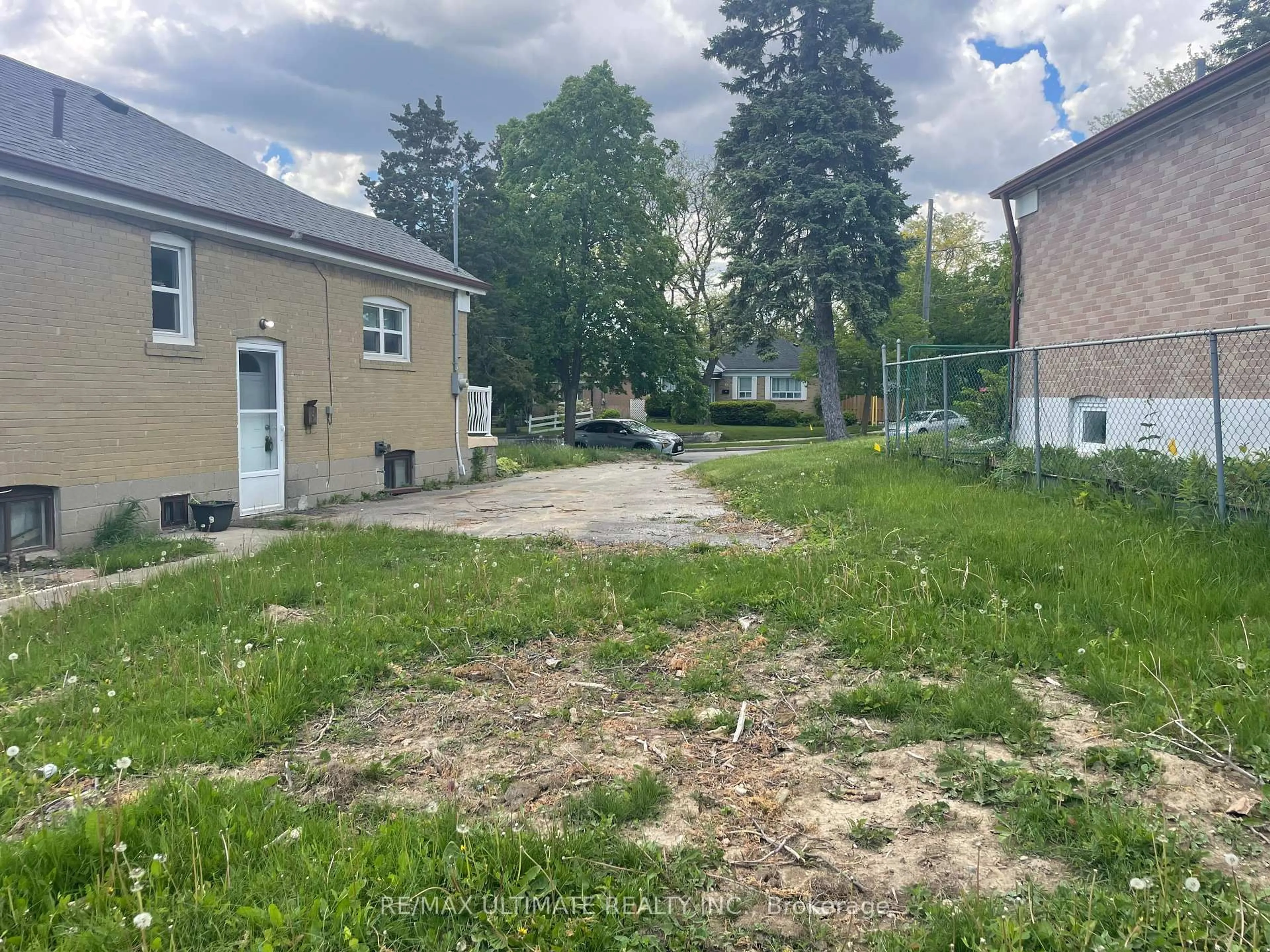 A pic from outside/outdoor area/front of a property/back of a property/a pic from drone, street for 11 Flamingo Cres, Toronto Ontario M6M 4E9