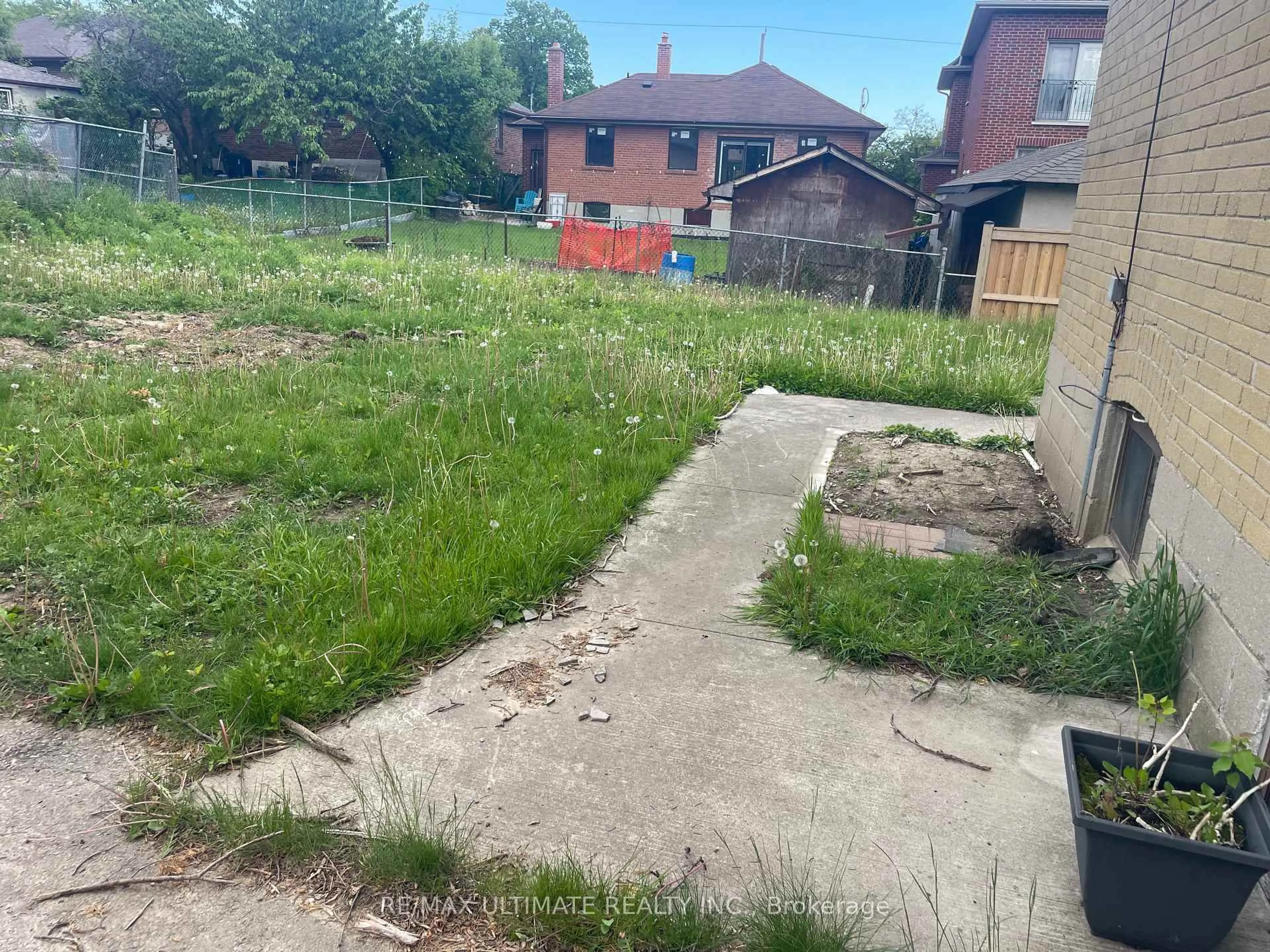 A pic from outside/outdoor area/front of a property/back of a property/a pic from drone, street for 11 Flamingo Cres, Toronto Ontario M6M 4E9