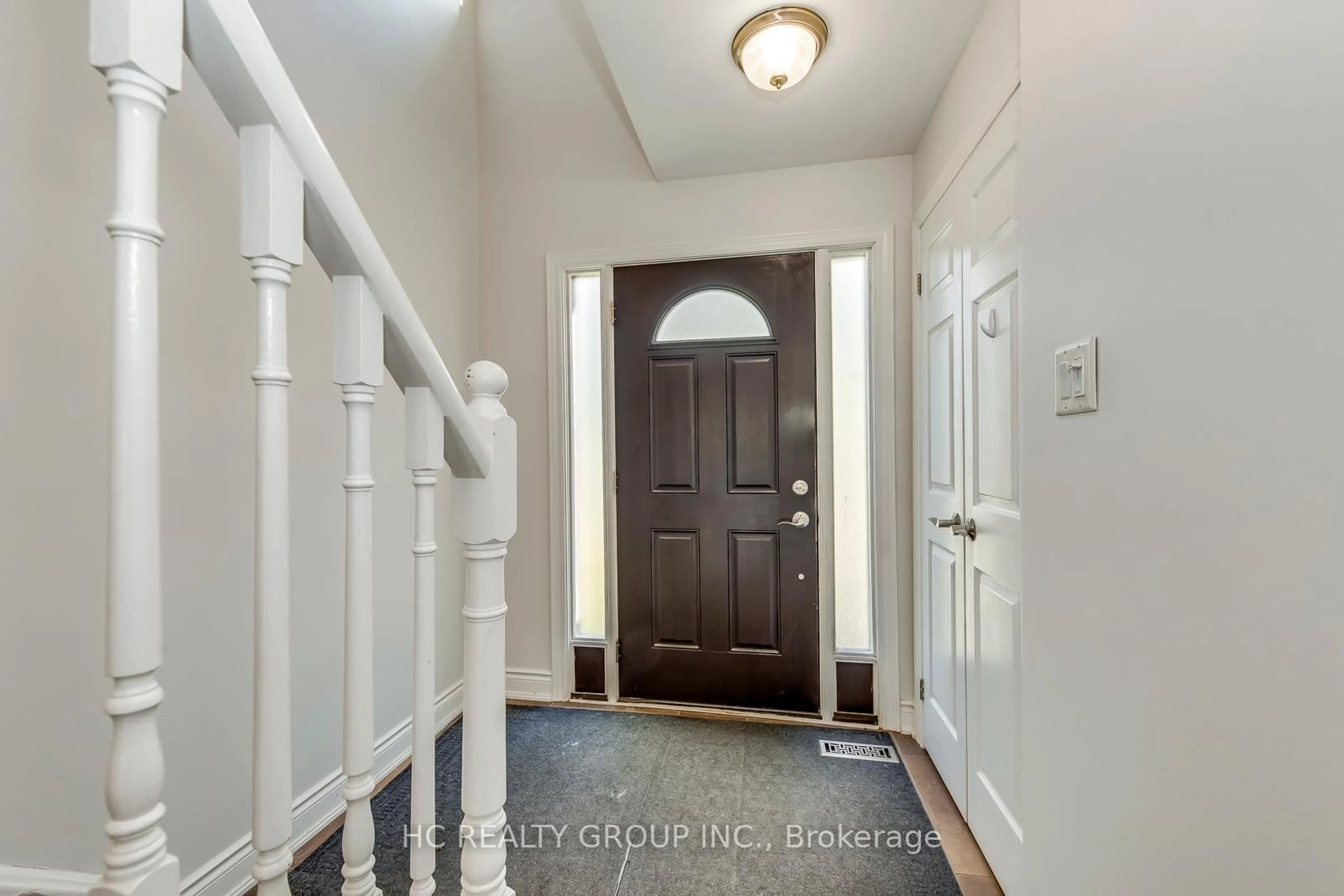 Indoor entryway for 1379 Stonecutter Dr, Oakville Ontario L6M 3C5