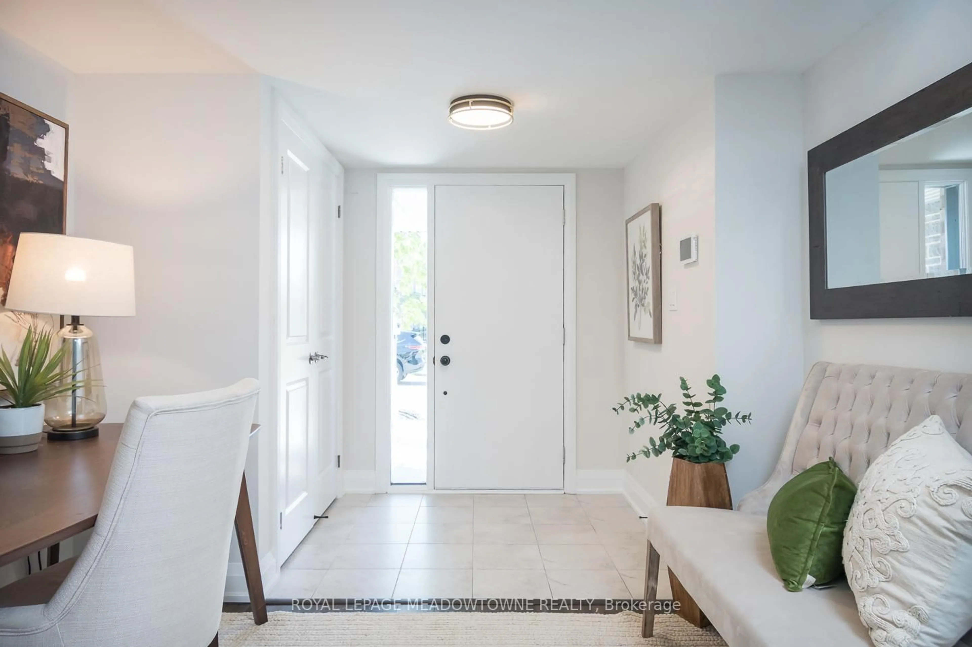 Indoor entryway for 2476 Badger Cres, Oakville Ontario L6M 5M1