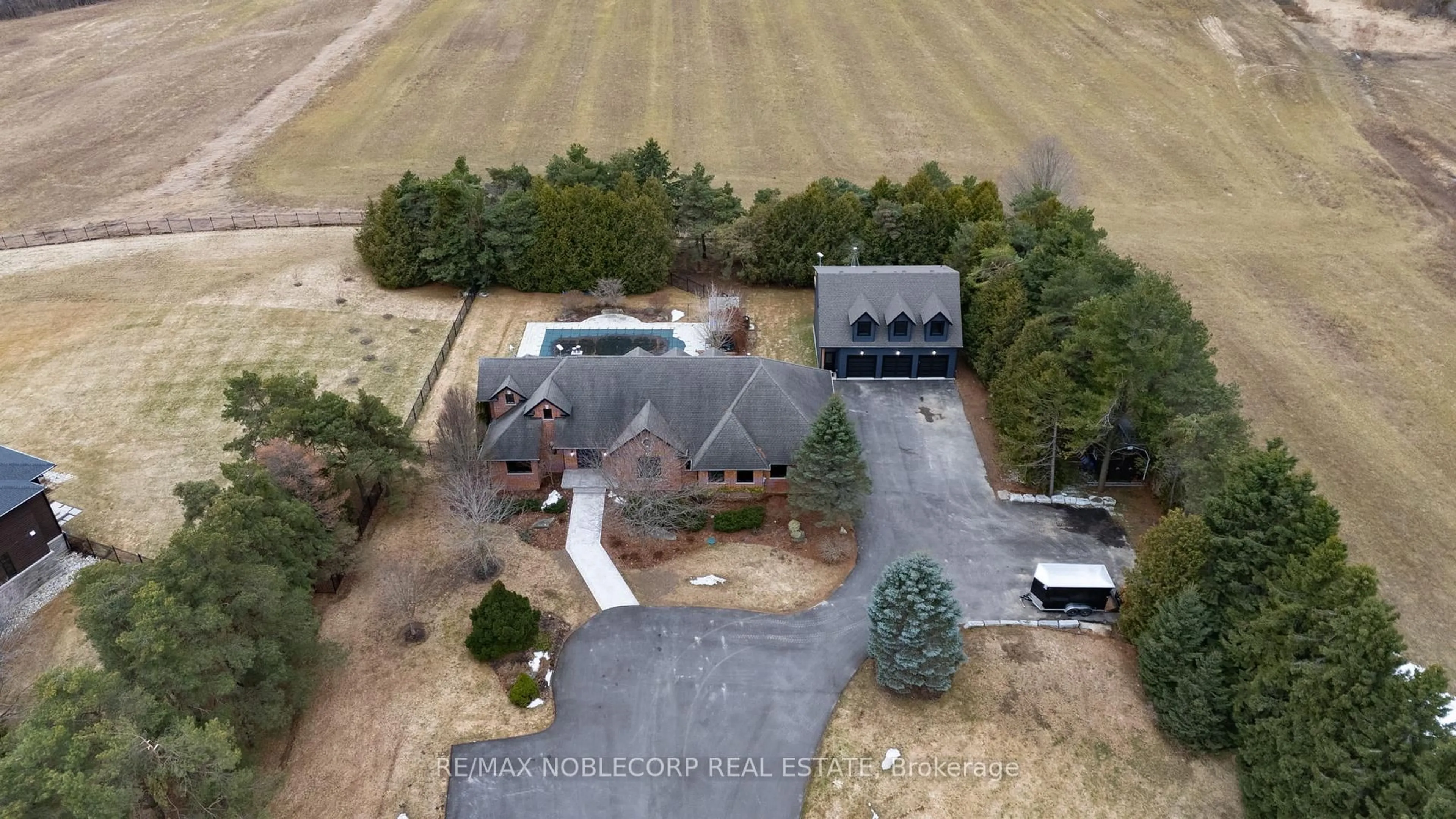 A pic from outside/outdoor area/front of a property/back of a property/a pic from drone, mountain view for 17088 Horseshoe Hill Rd, Caledon Ontario L7C 2N6