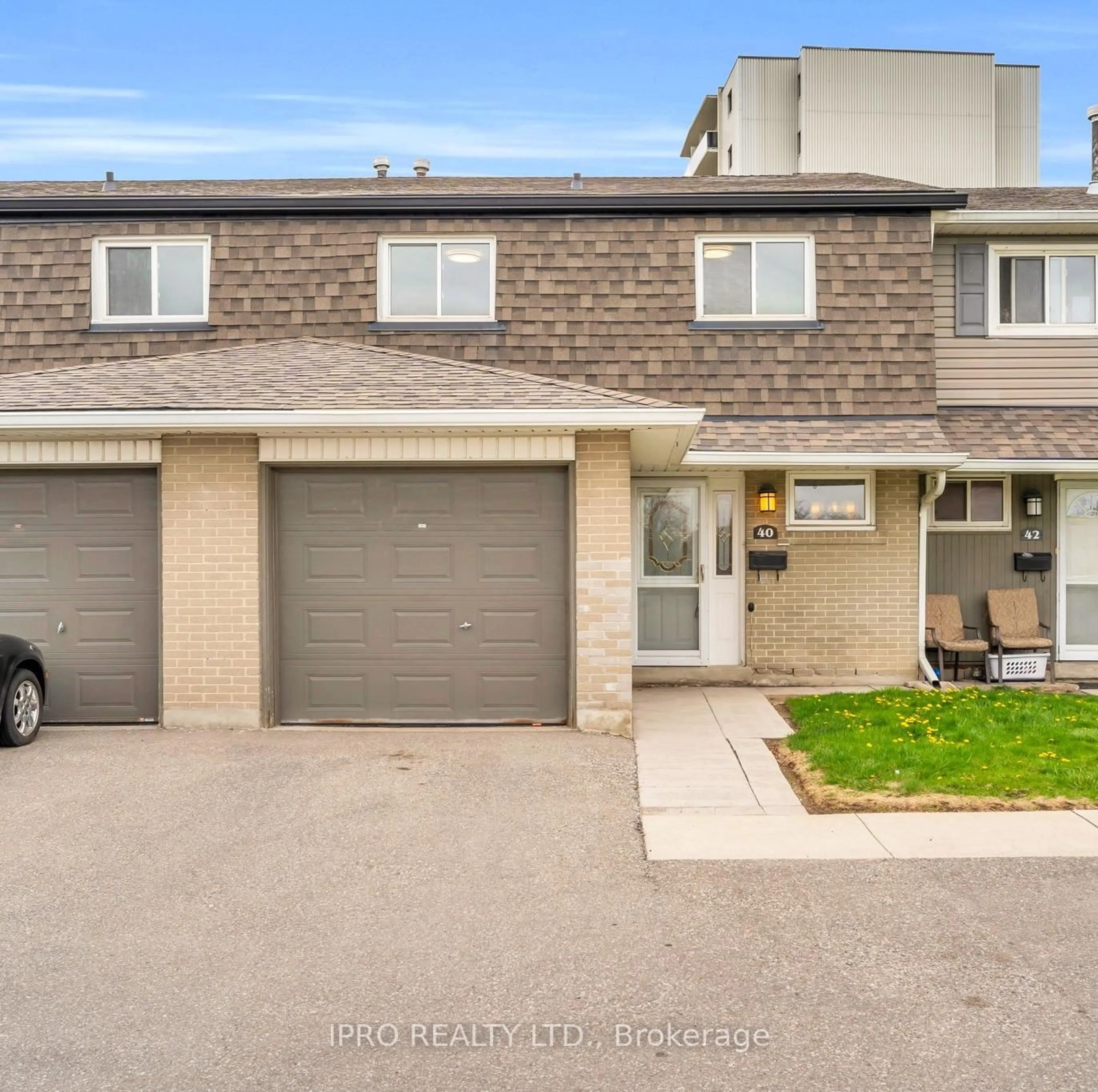 A pic from outside/outdoor area/front of a property/back of a property/a pic from drone, street for 40 Village Crt, Brampton Ontario L6W 1A6