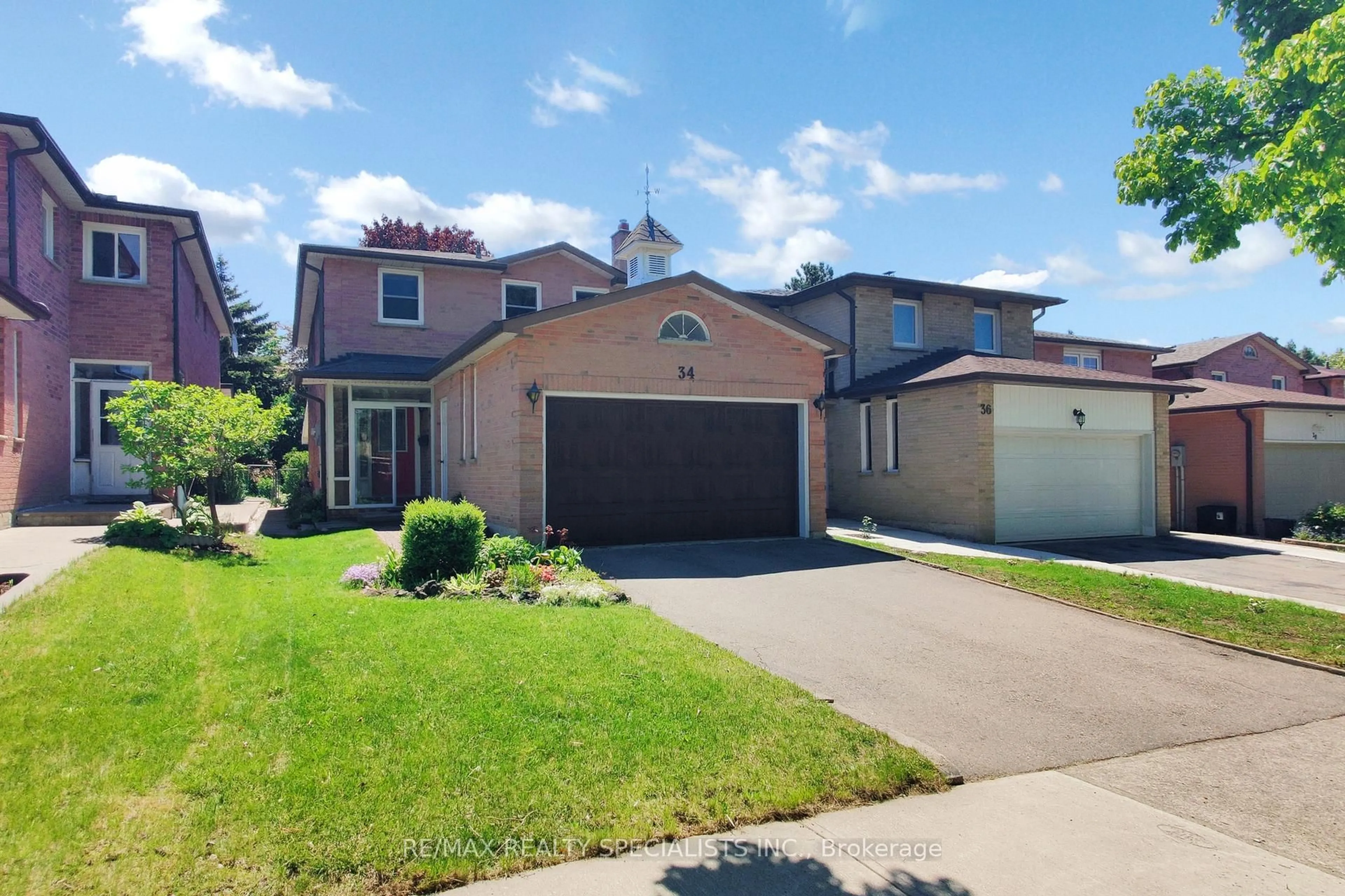 A pic from outside/outdoor area/front of a property/back of a property/a pic from drone, street for 34 Schubert Cres, Brampton Ontario L6Y 2R1