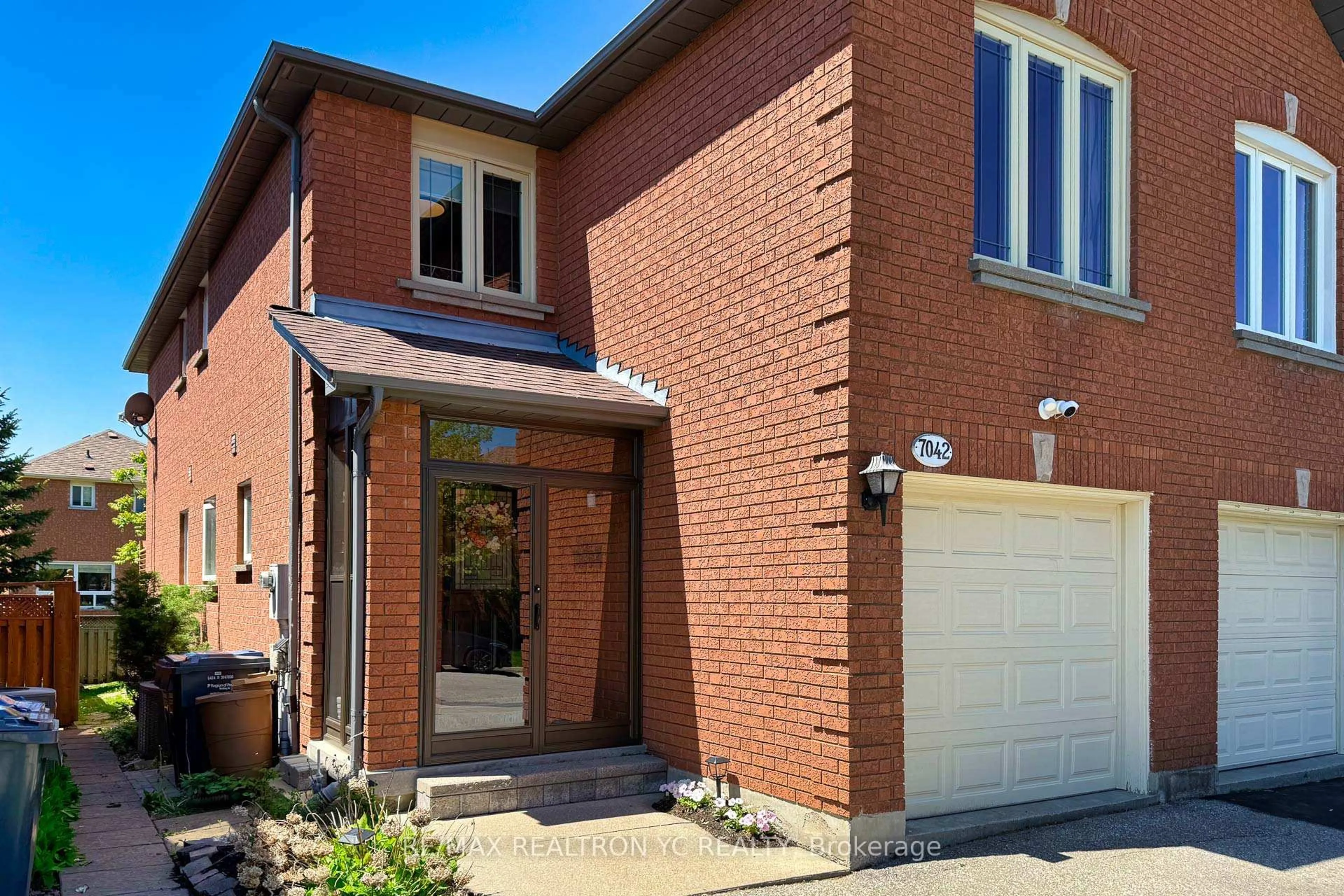 Home with brick exterior material, street for 7042 Guildhall Crt, Mississauga Ontario L5N 6Y7