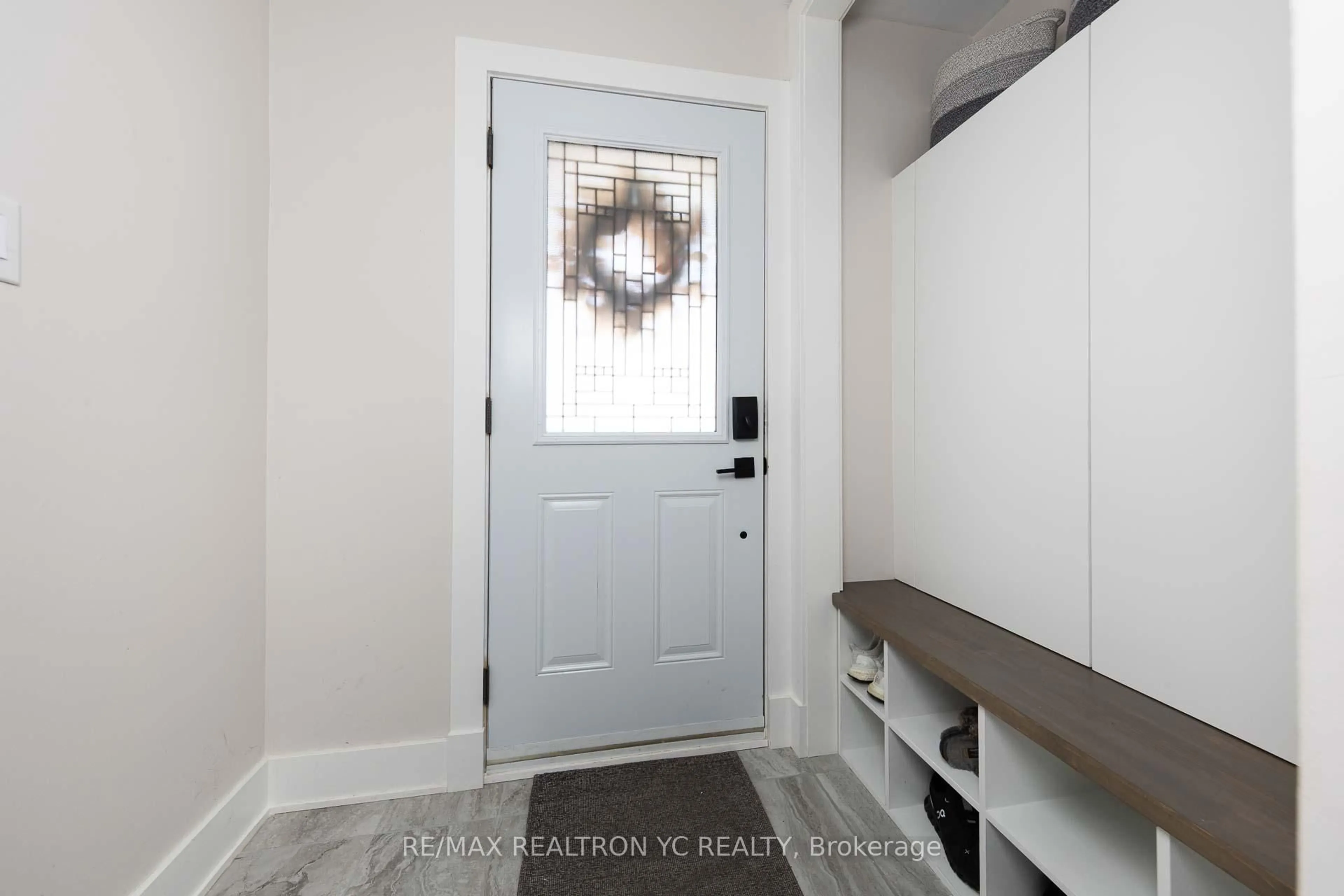 Indoor entryway for 7042 Guildhall Crt, Mississauga Ontario L5N 6Y7