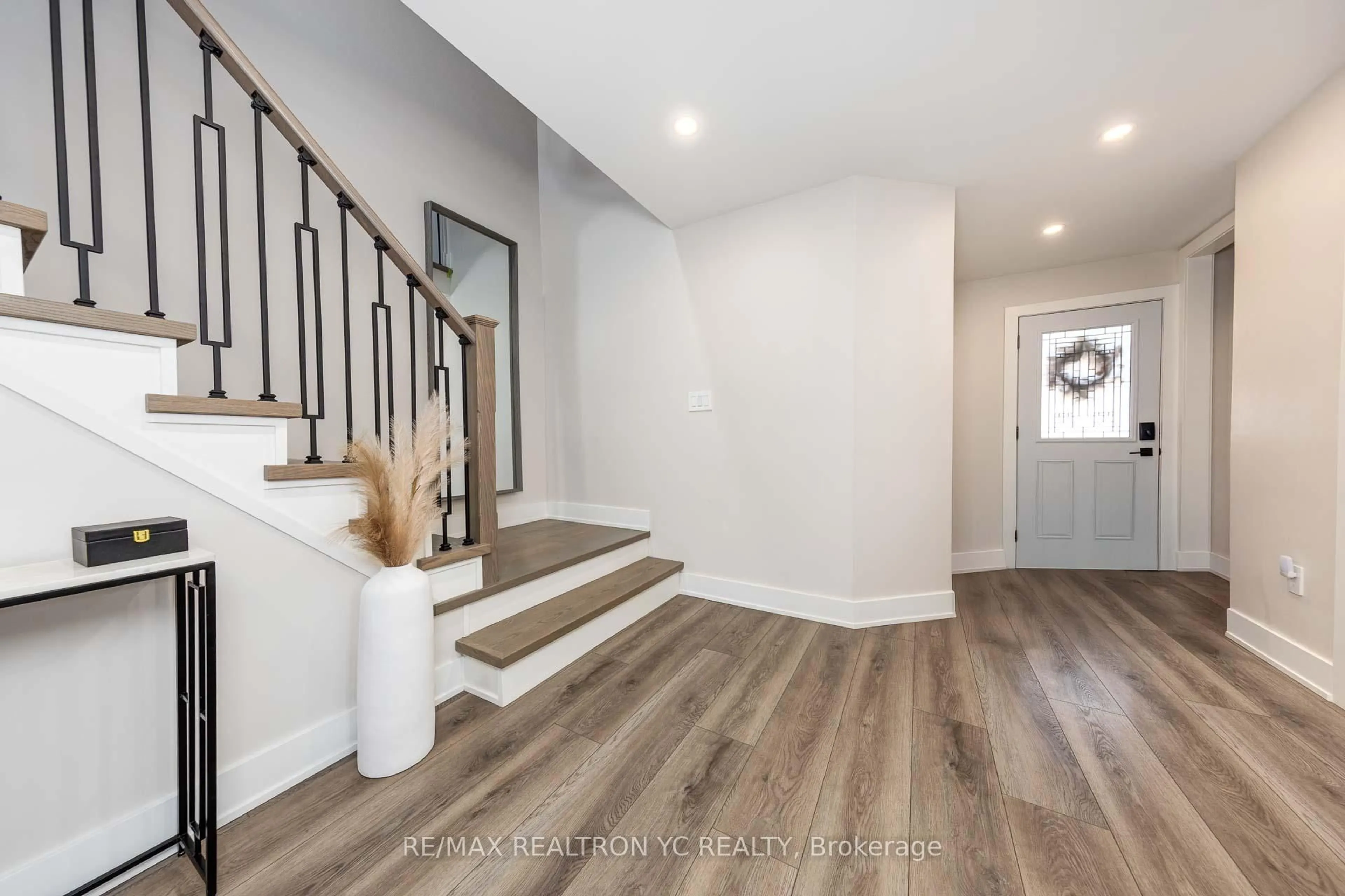 Indoor entryway for 7042 Guildhall Crt, Mississauga Ontario L5N 6Y7
