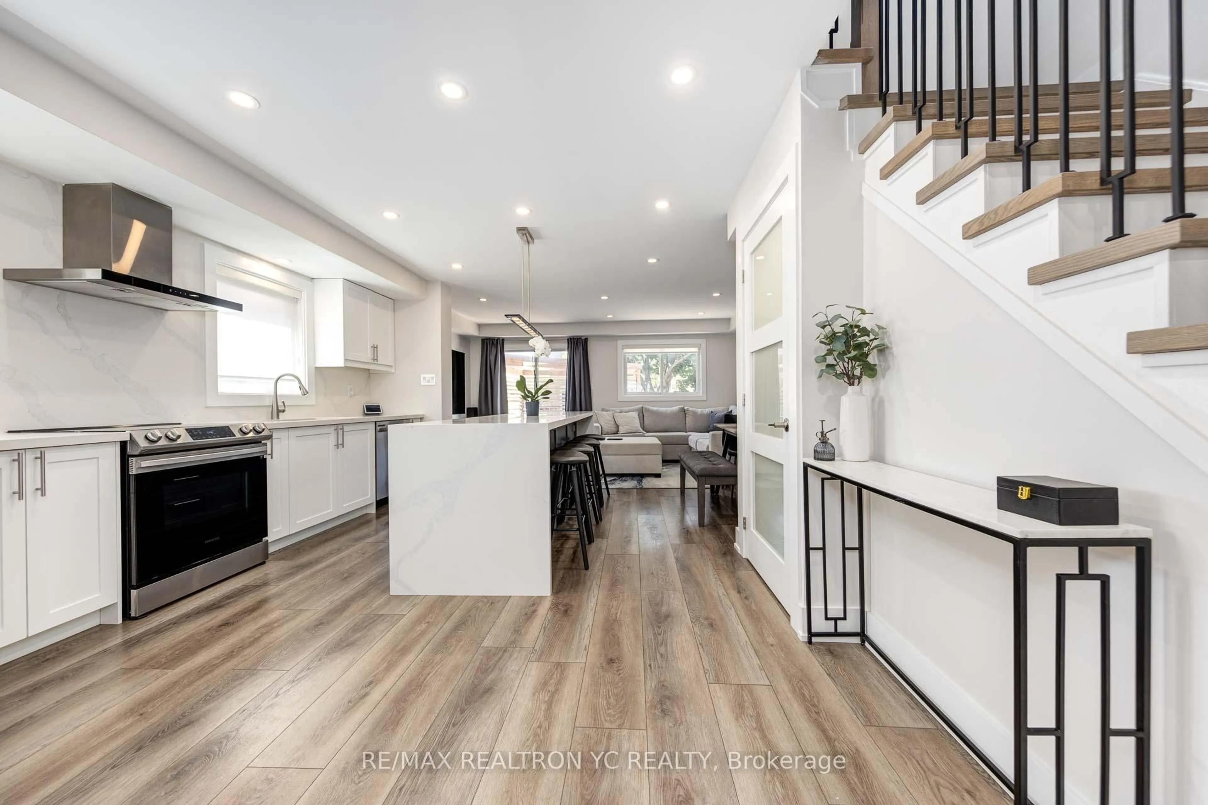 Open concept kitchen, unknown for 7042 Guildhall Crt, Mississauga Ontario L5N 6Y7