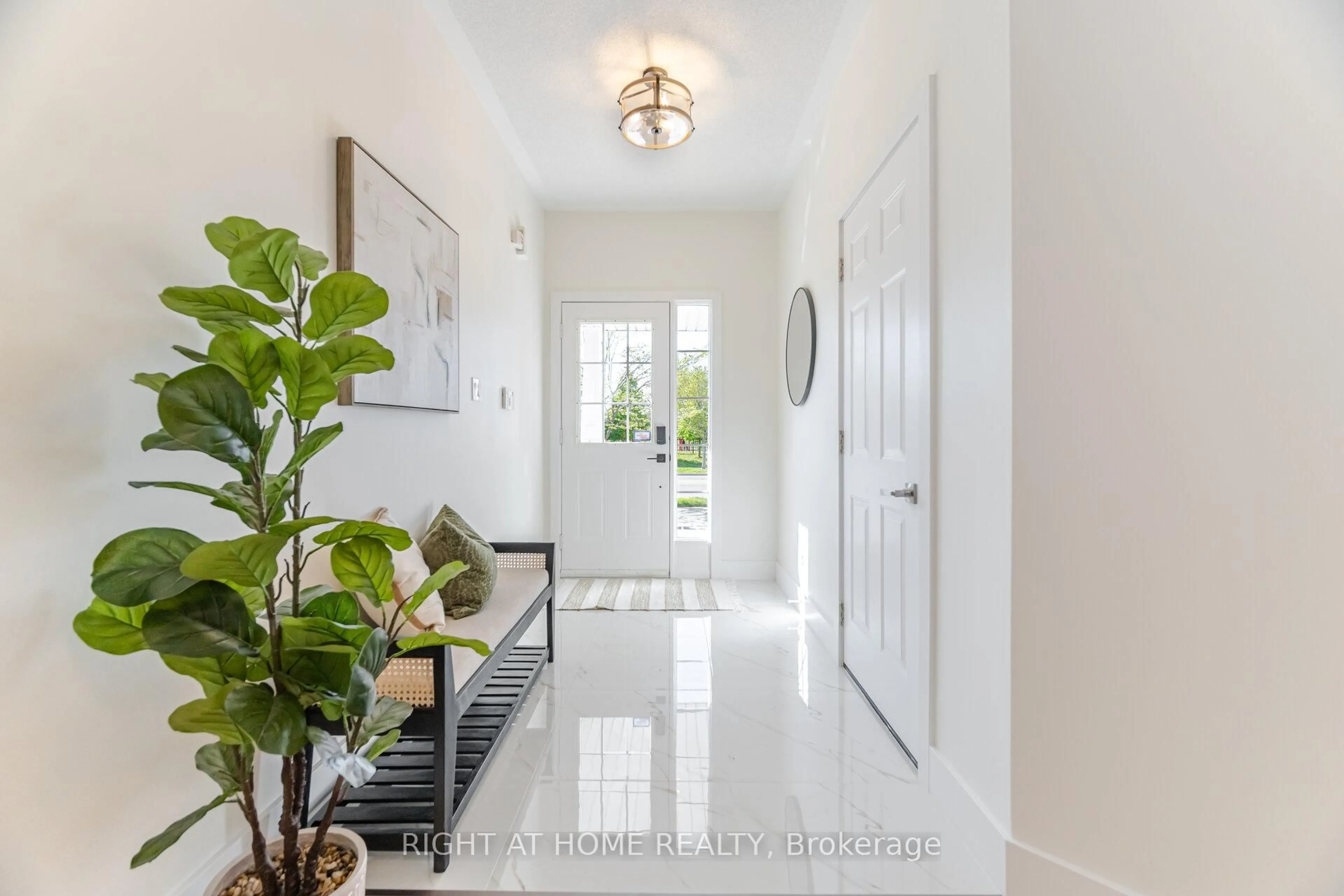 Indoor entryway for 514 Huntington Ridge Dr, Mississauga Ontario L5R 2X7