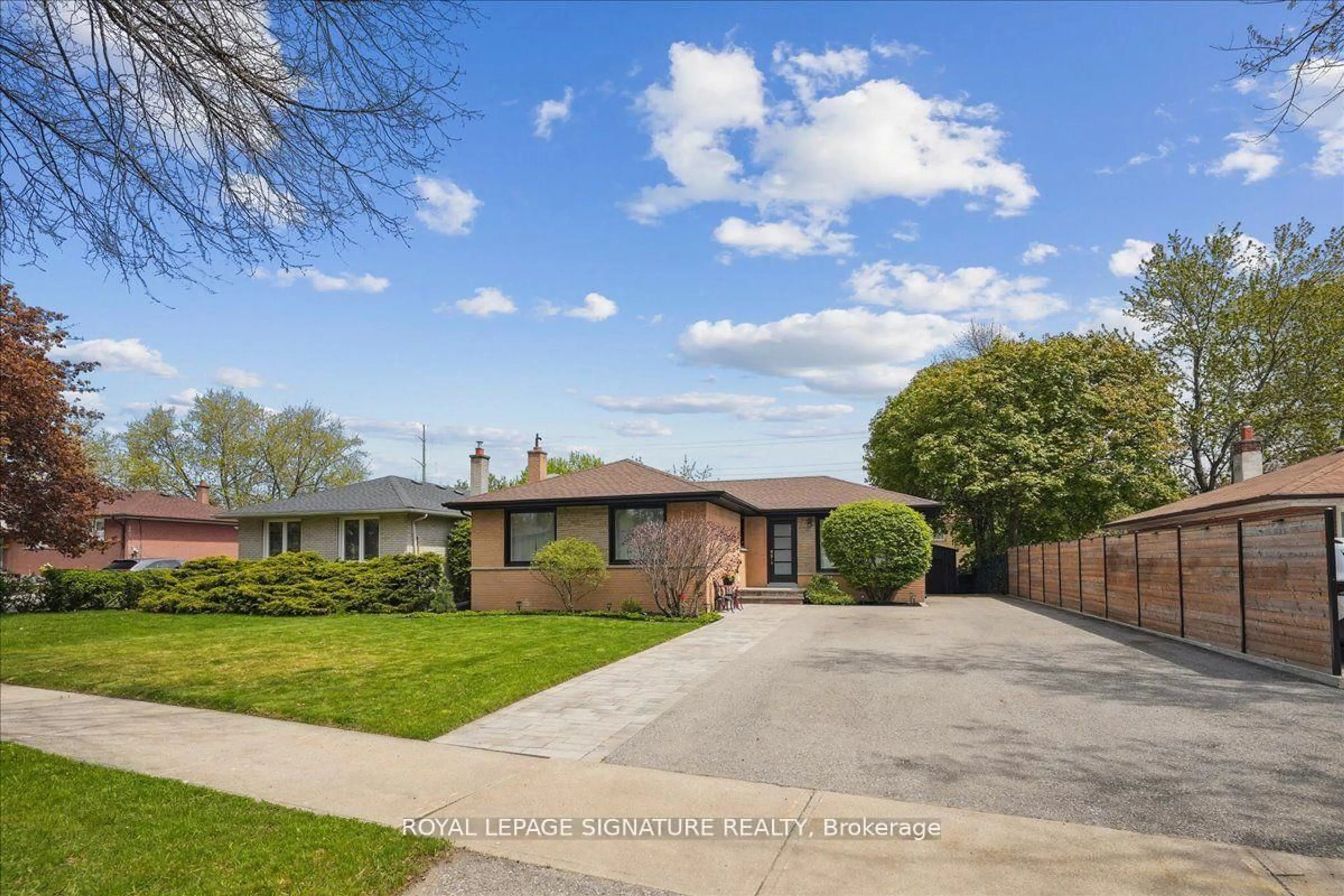 A pic from outside/outdoor area/front of a property/back of a property/a pic from drone, street for 1254 Epton Cres, Mississauga Ontario L5J 1R8