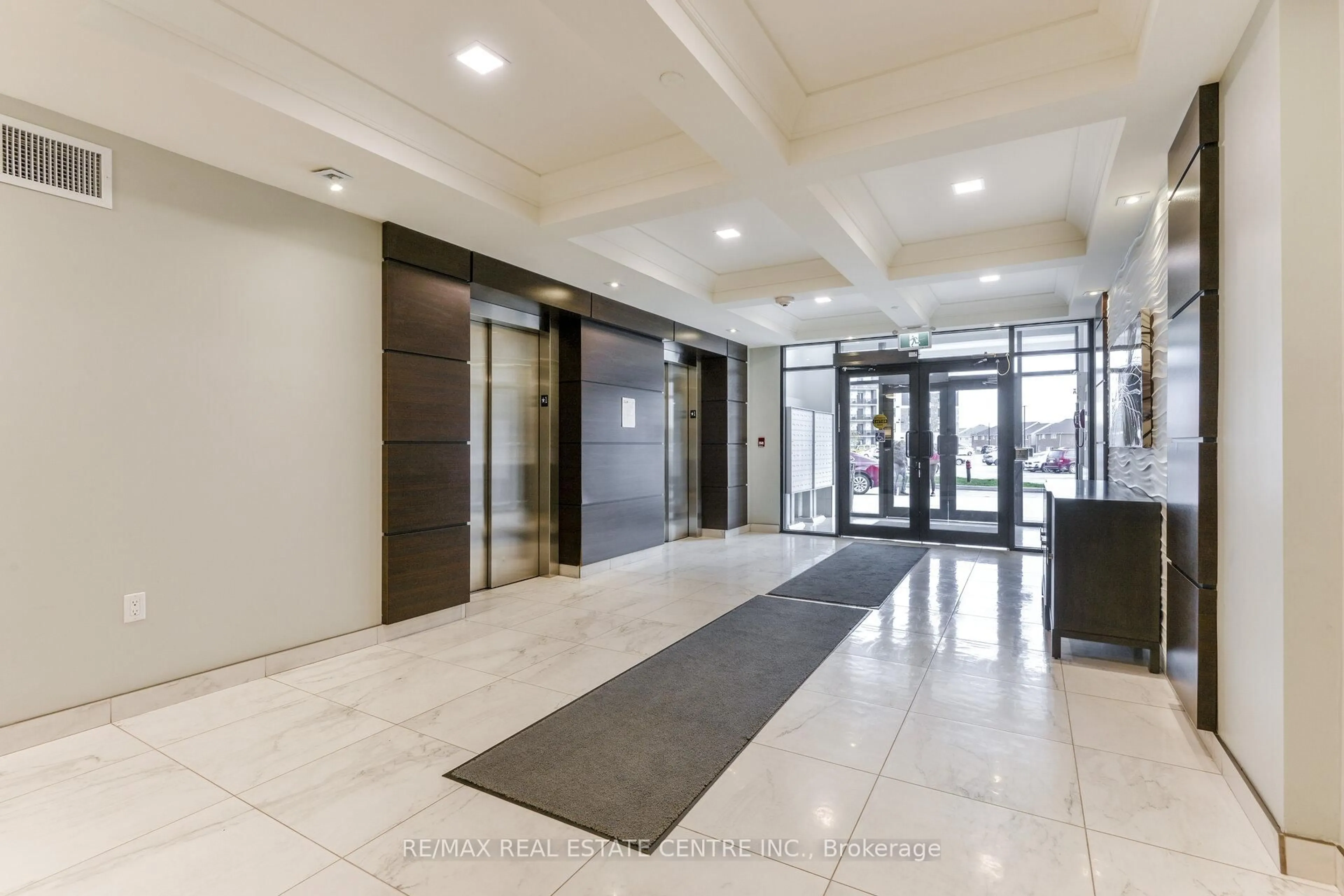Indoor foyer for 630 Sauve St #318, Milton Ontario L9T 9A6