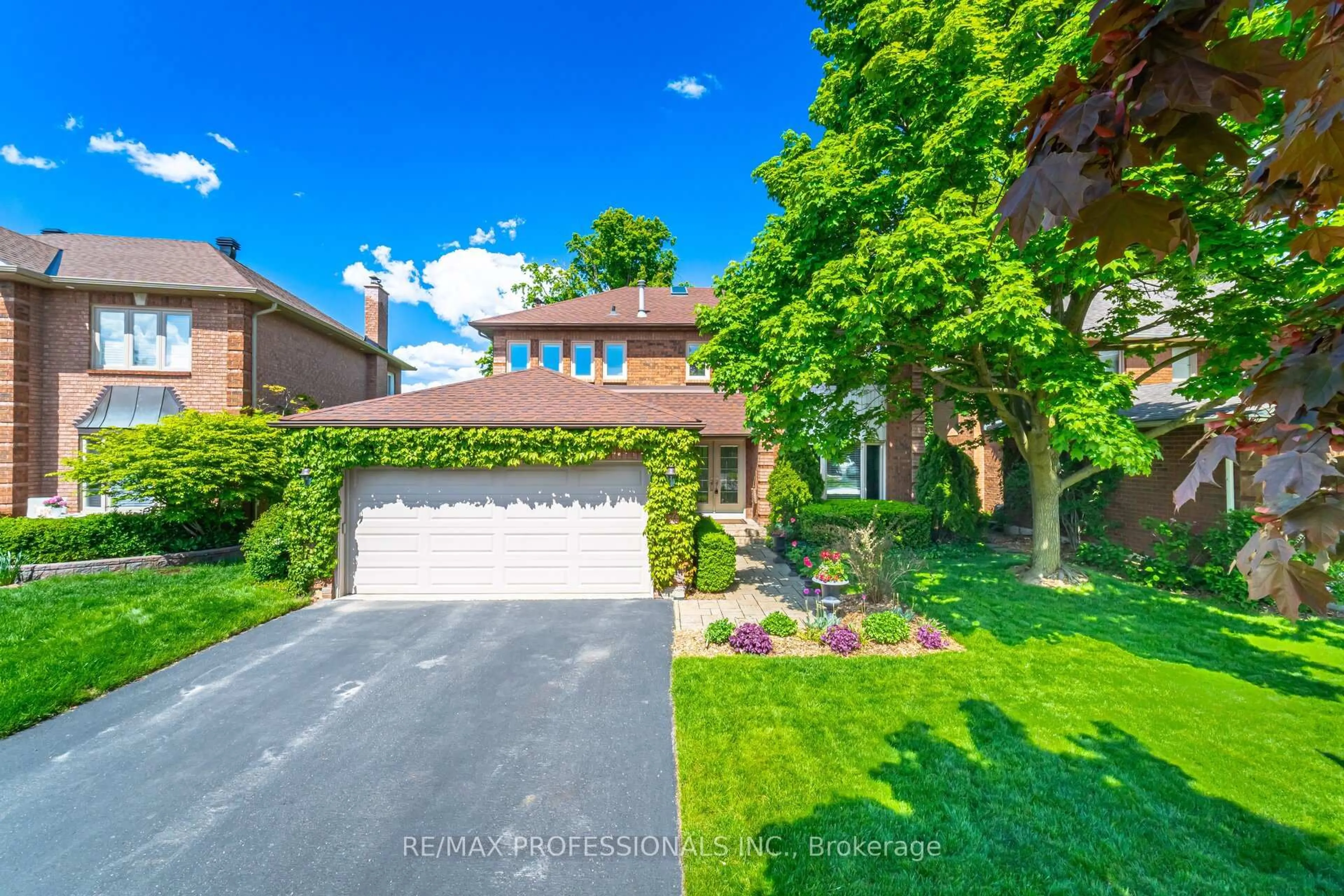 A pic from outside/outdoor area/front of a property/back of a property/a pic from drone, street for 70 Kenpark Ave, Brampton Ontario L6Z 3K4