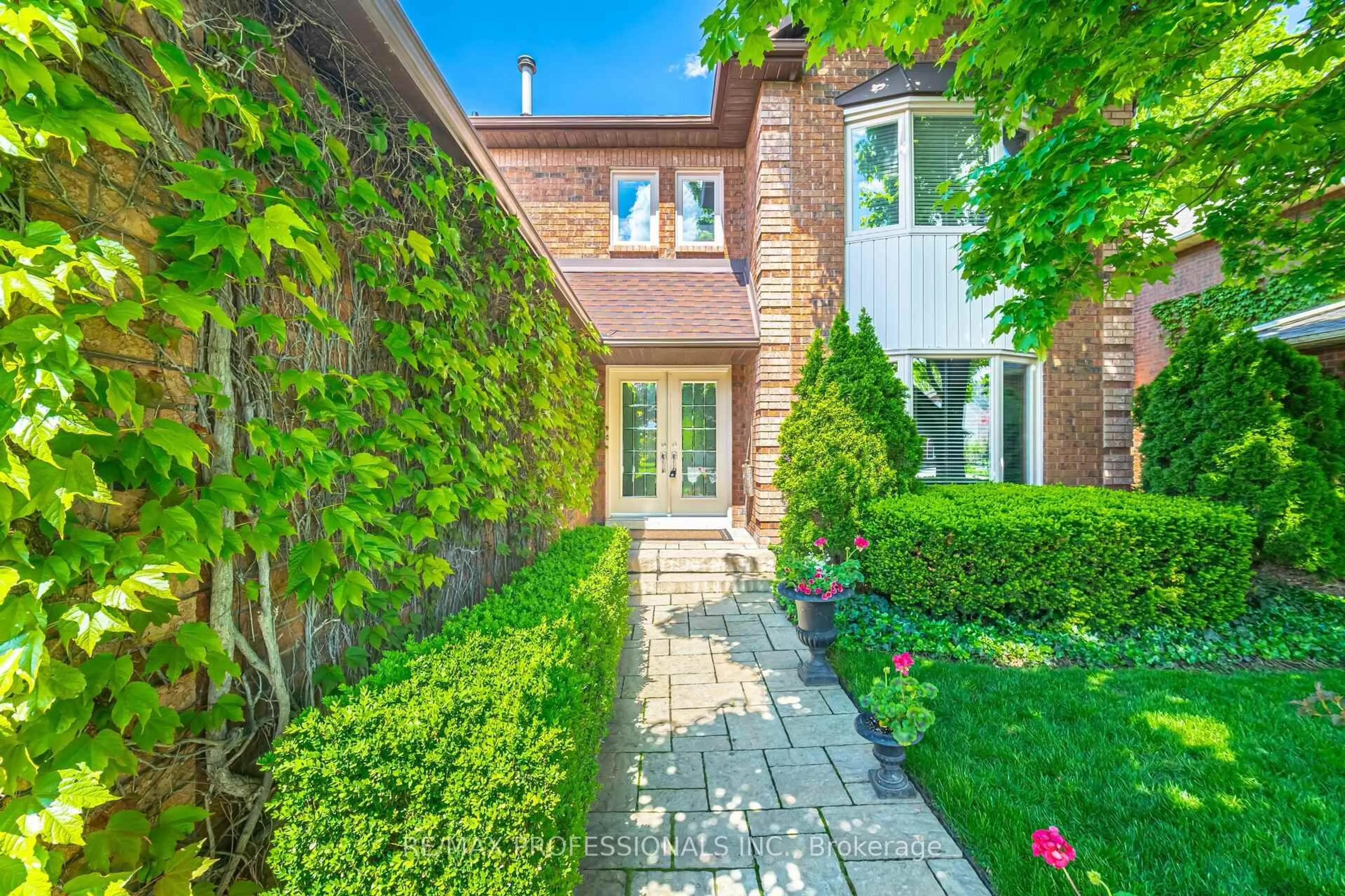 Home with brick exterior material, street for 70 Kenpark Ave, Brampton Ontario L6Z 3K4