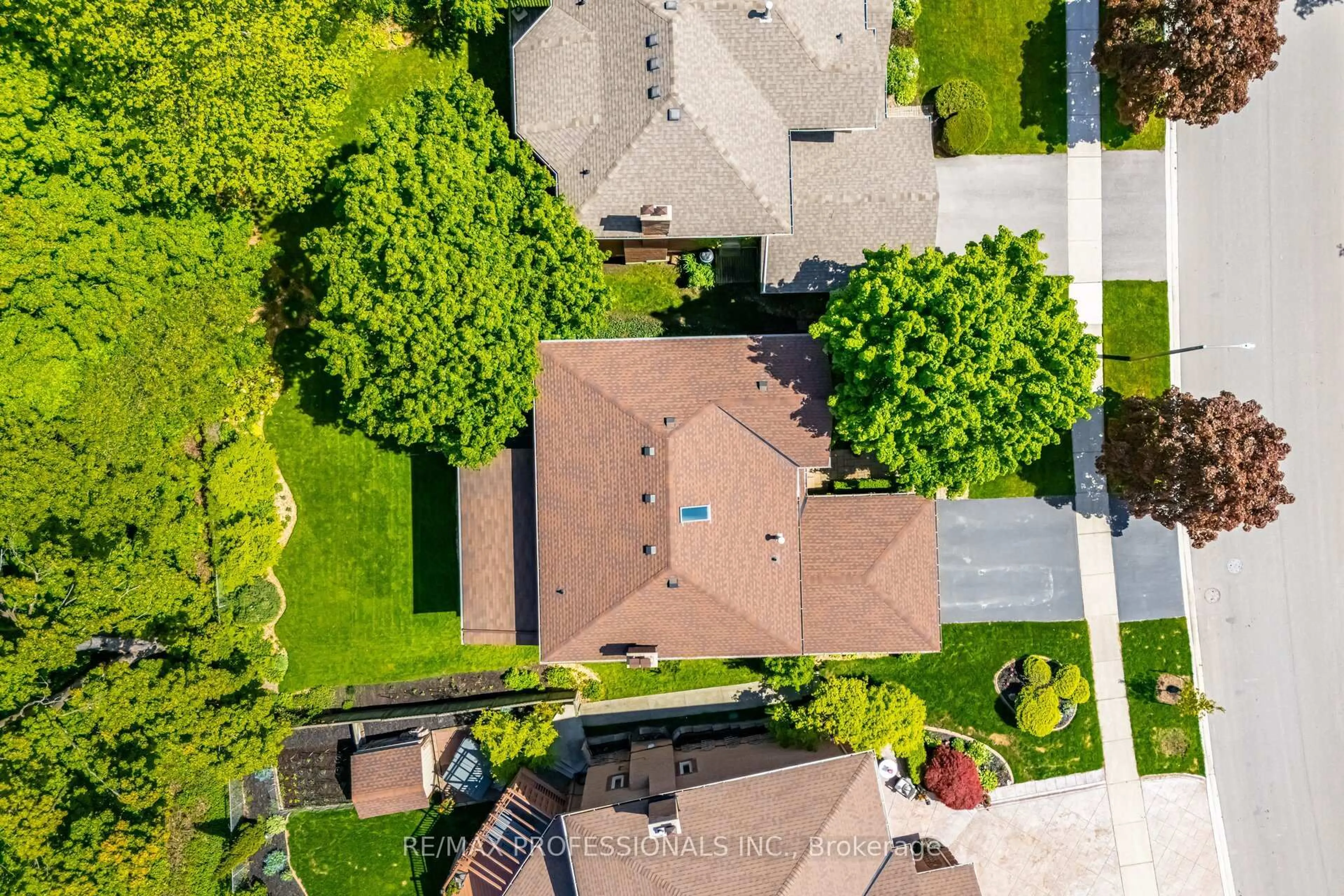 A pic from outside/outdoor area/front of a property/back of a property/a pic from drone, street for 70 Kenpark Ave, Brampton Ontario L6Z 3K4