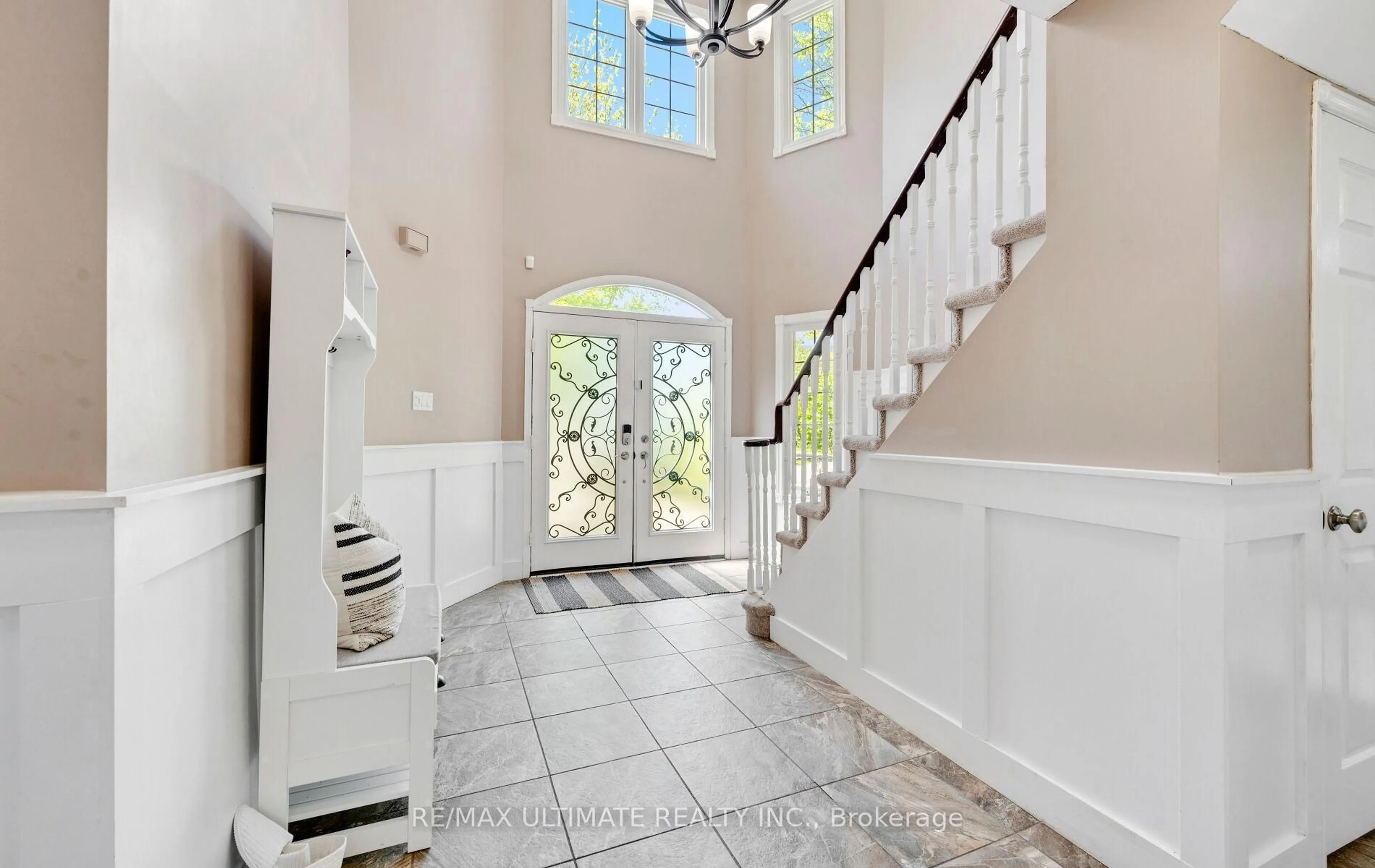 Indoor entryway for 2087 Mayflower Blvd #Blvd, Oakville Ontario L6H 4E8