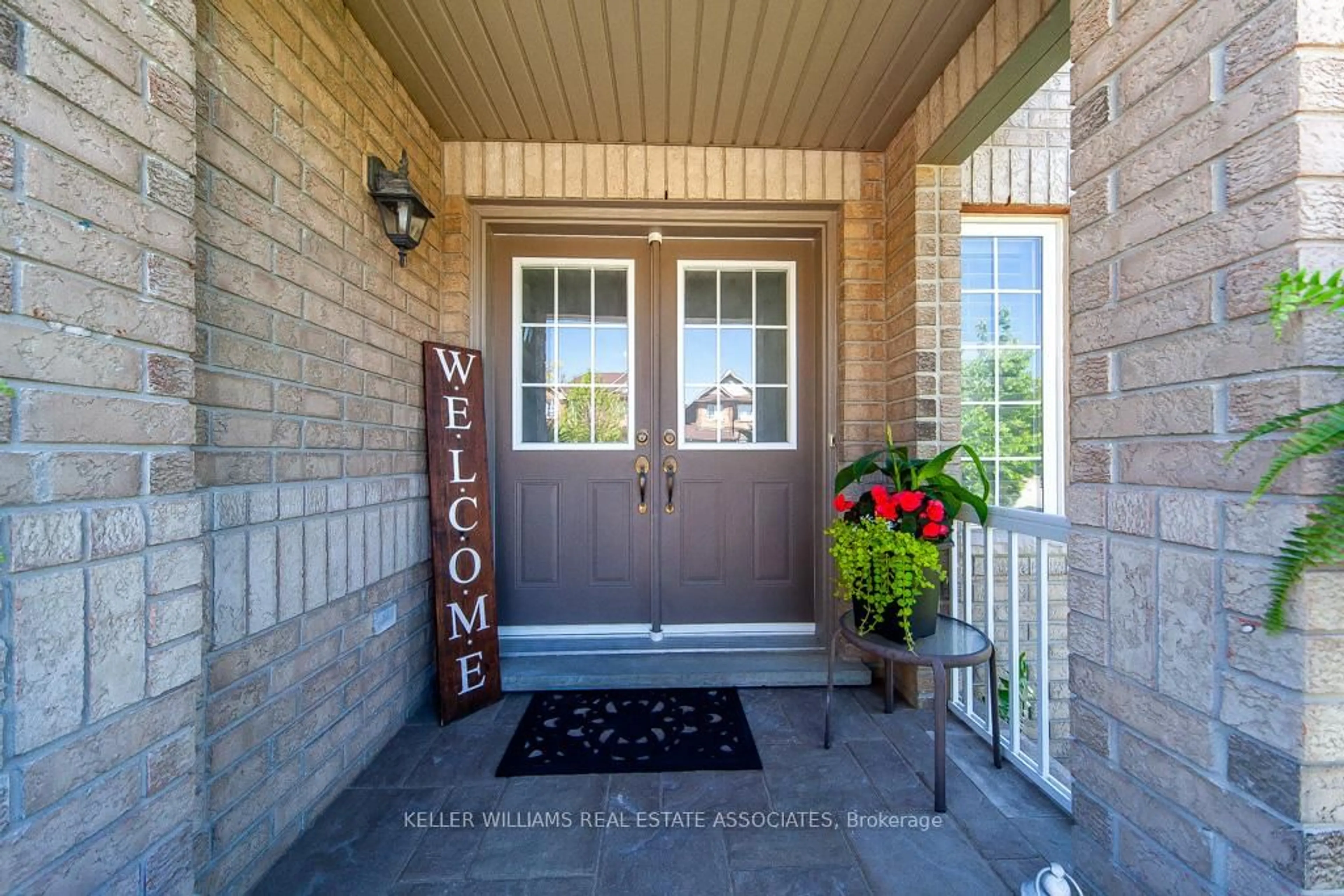 Indoor entryway for 115 Niagara Tr, Halton Hills Ontario L7G 0A6