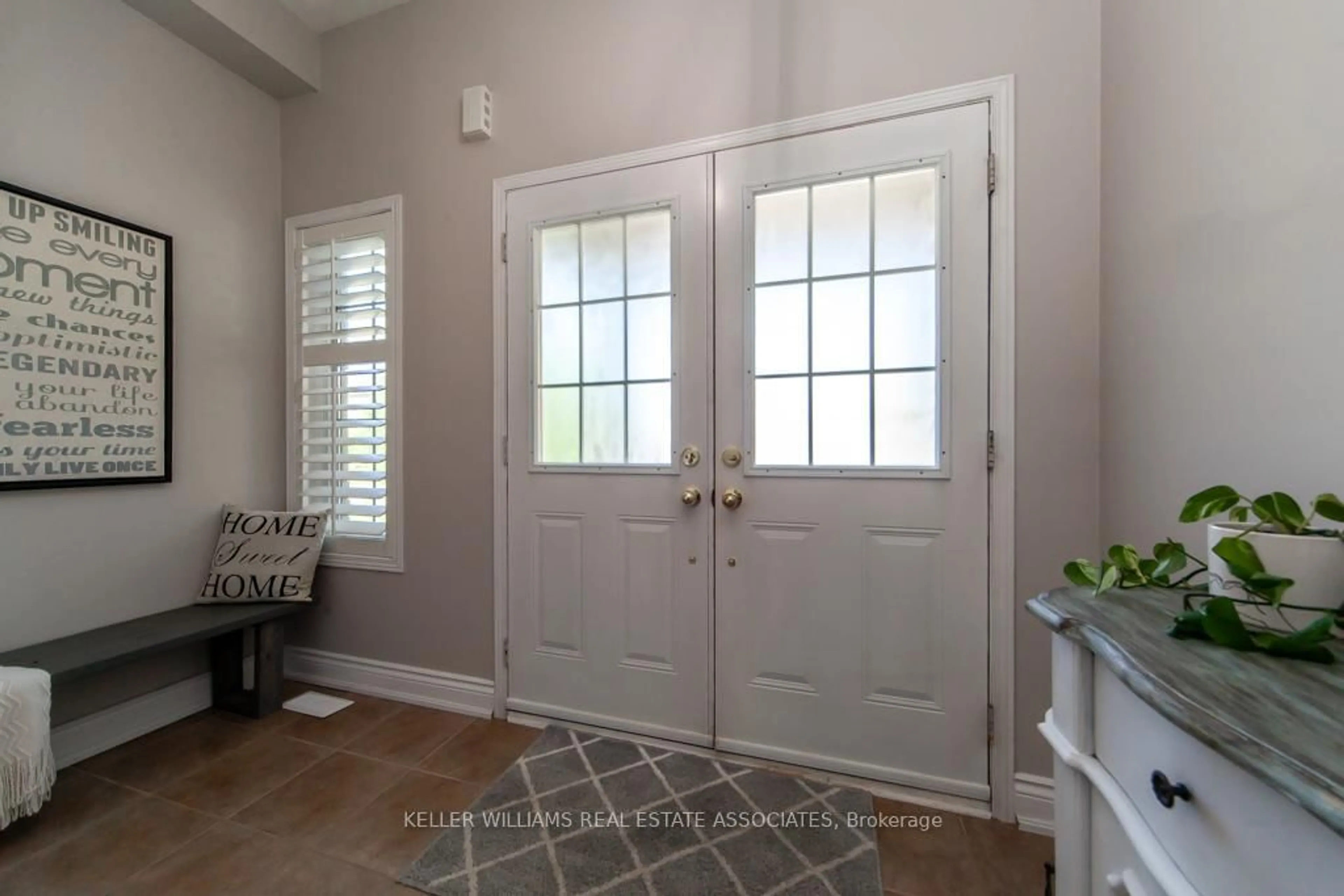 Indoor entryway for 115 Niagara Tr, Halton Hills Ontario L7G 0A6