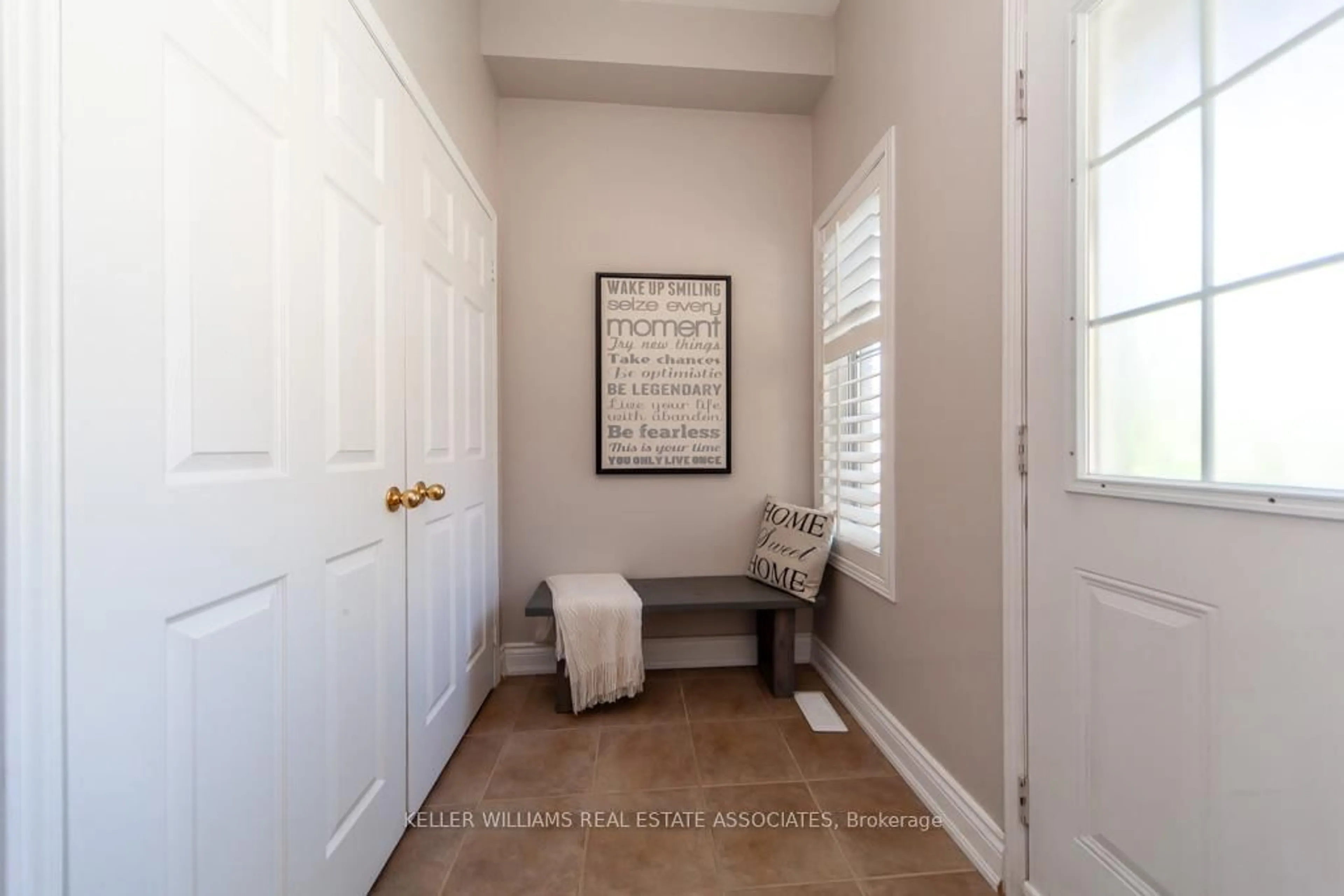 Indoor entryway for 115 Niagara Tr, Halton Hills Ontario L7G 0A6