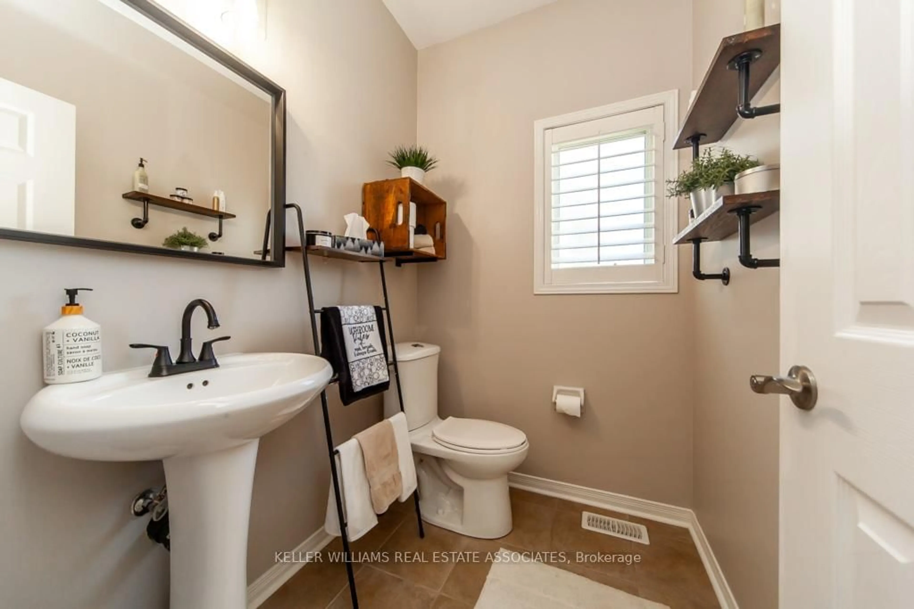 Standard bathroom, ceramic/tile floor for 115 Niagara Tr, Halton Hills Ontario L7G 0A6