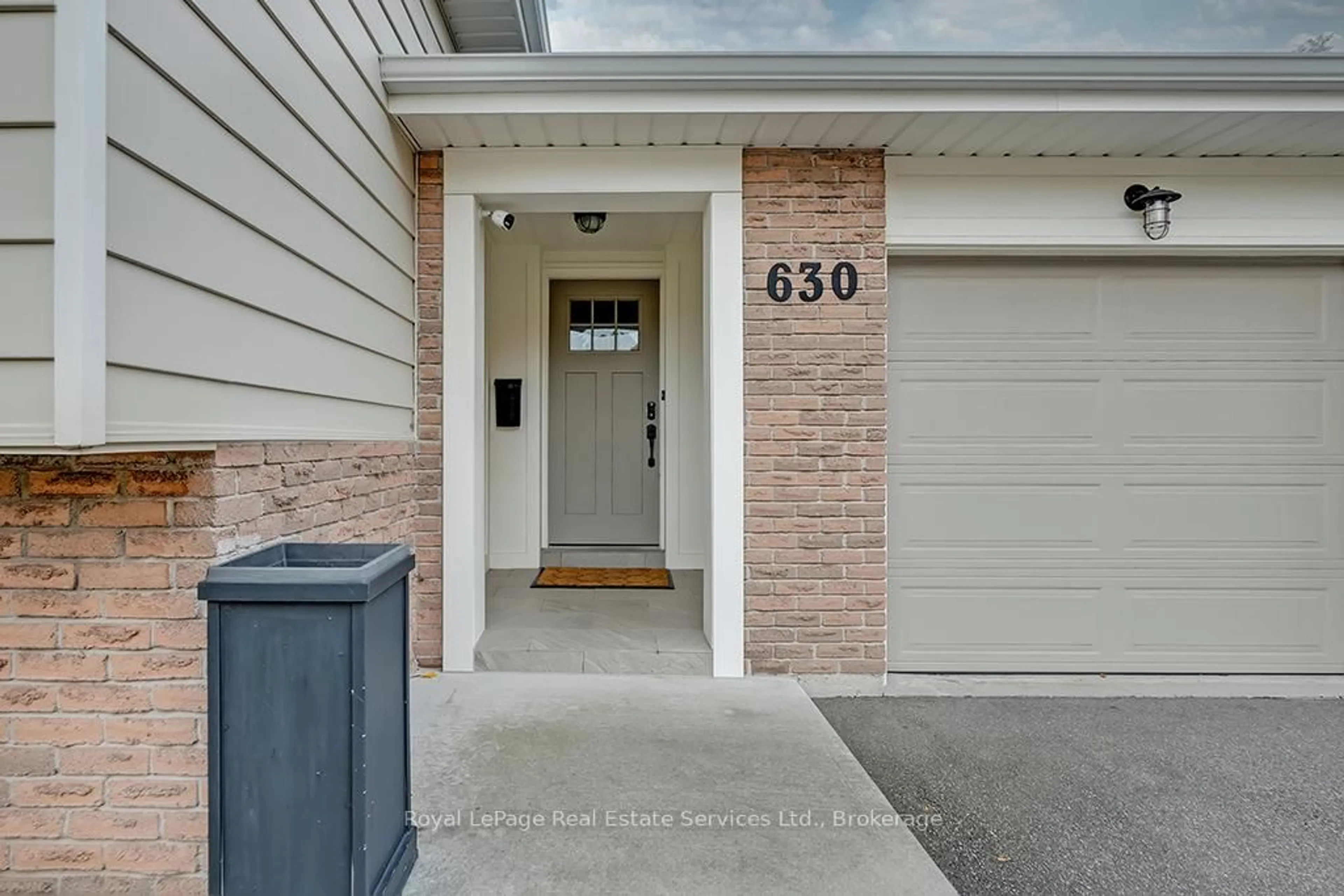 Indoor entryway for 630 Oxford Rd, Burlington Ontario L7N 2R6