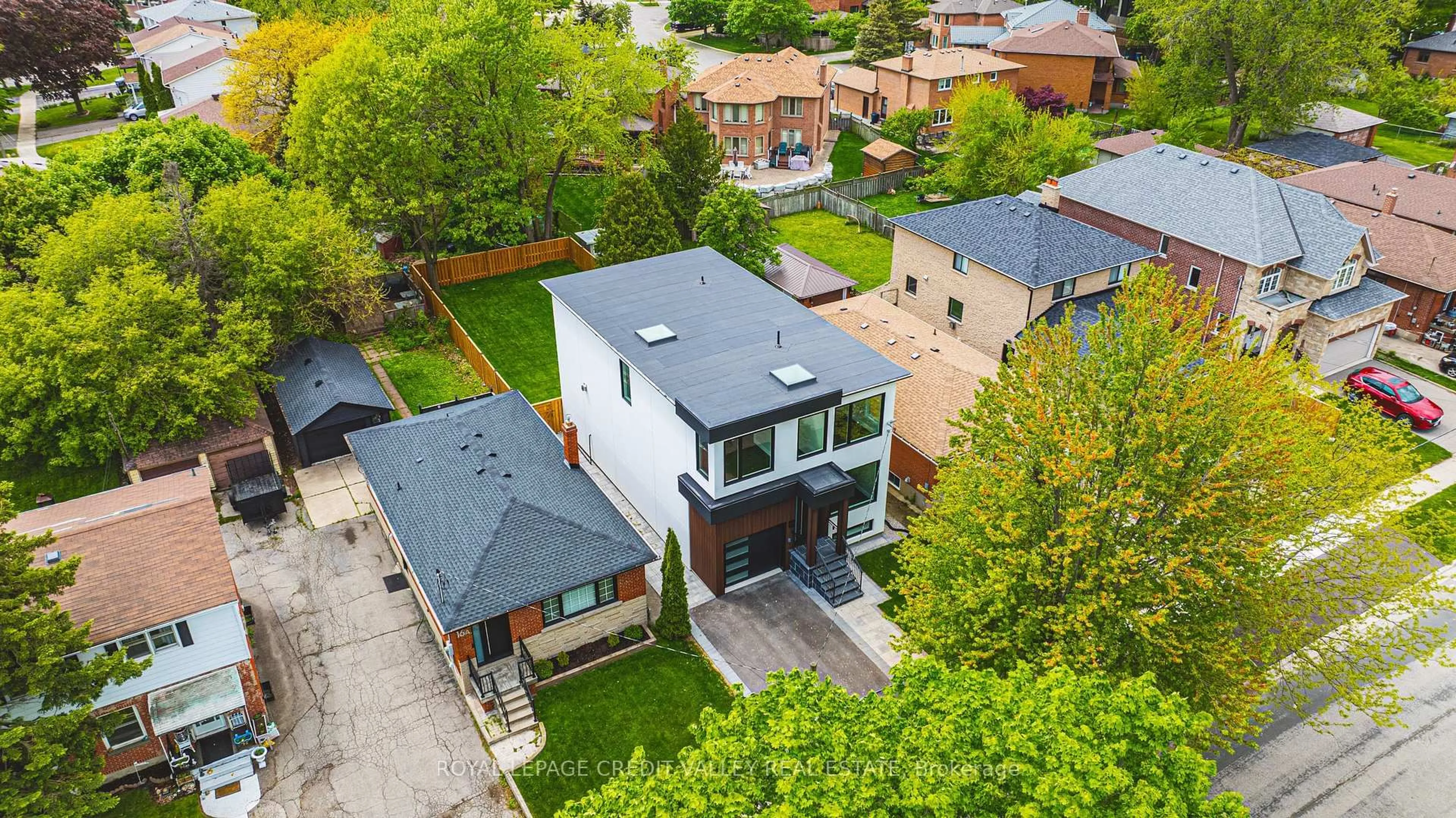 A pic from outside/outdoor area/front of a property/back of a property/a pic from drone, street for 18 Bellman Ave, Toronto Ontario M8W 4A3