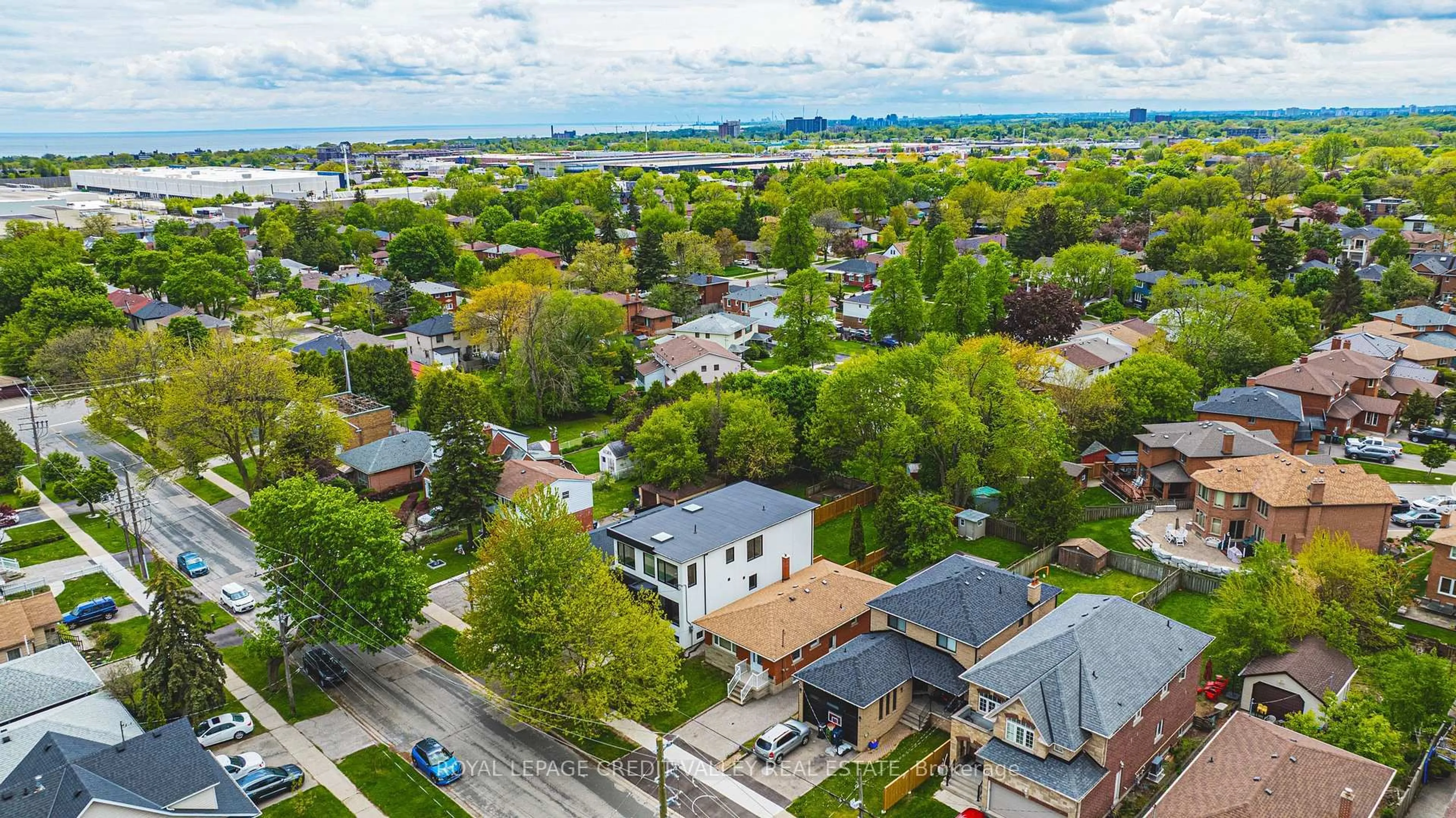 A pic from outside/outdoor area/front of a property/back of a property/a pic from drone, street for 18 Bellman Ave, Toronto Ontario M8W 4A3