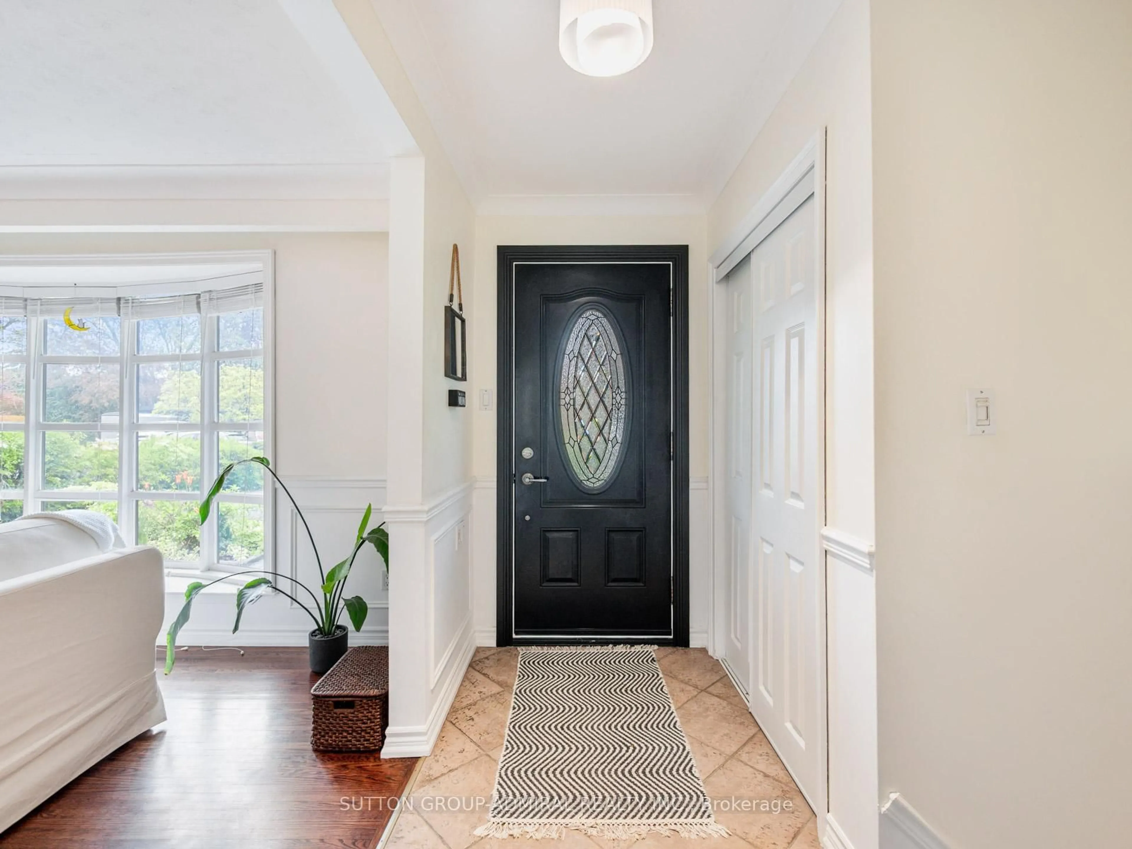 Indoor entryway for 5509 Hixon Ave, Burlington Ontario L7L 3S1