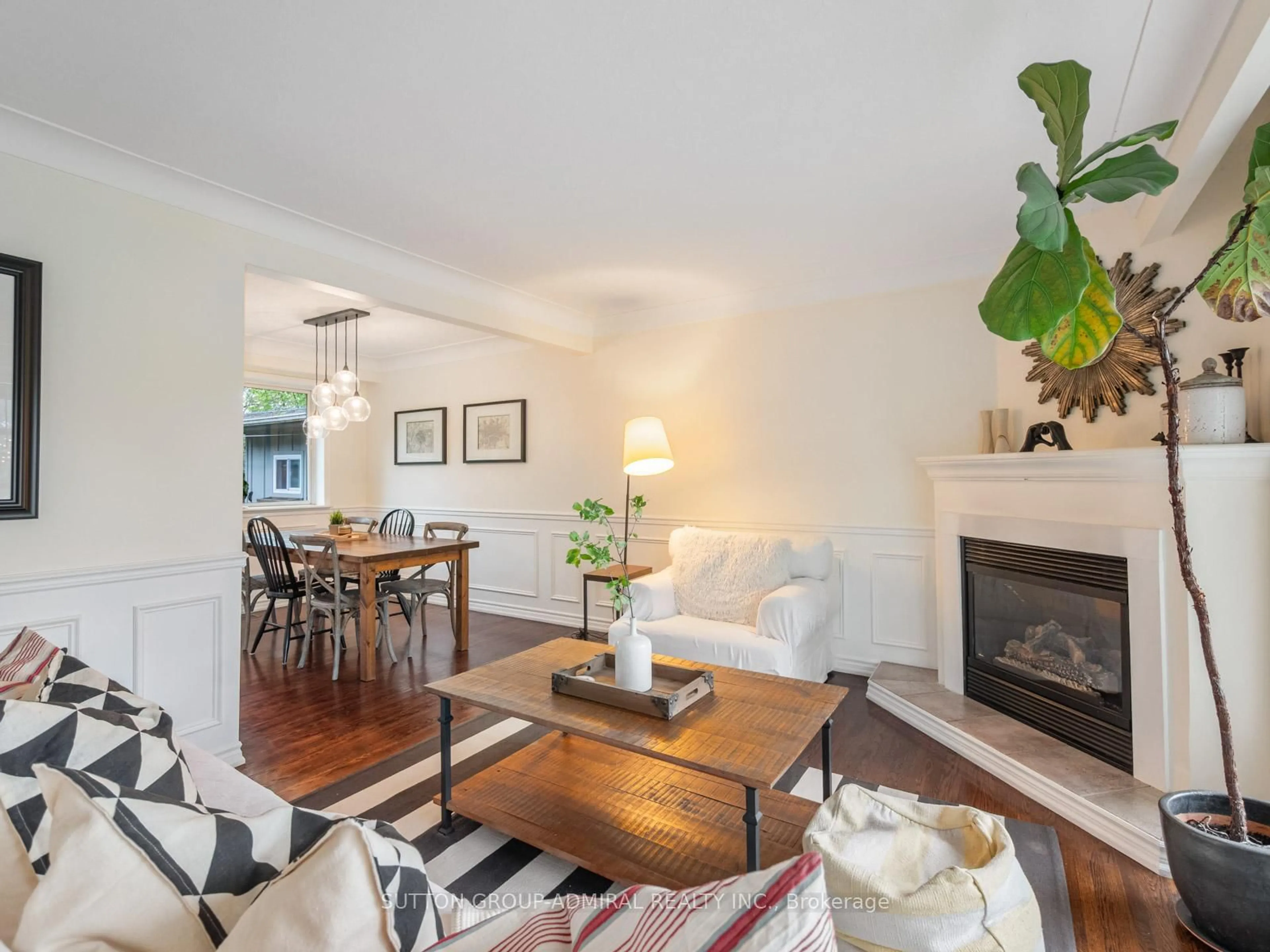 Living room with furniture, wood/laminate floor for 5509 Hixon Ave, Burlington Ontario L7L 3S1