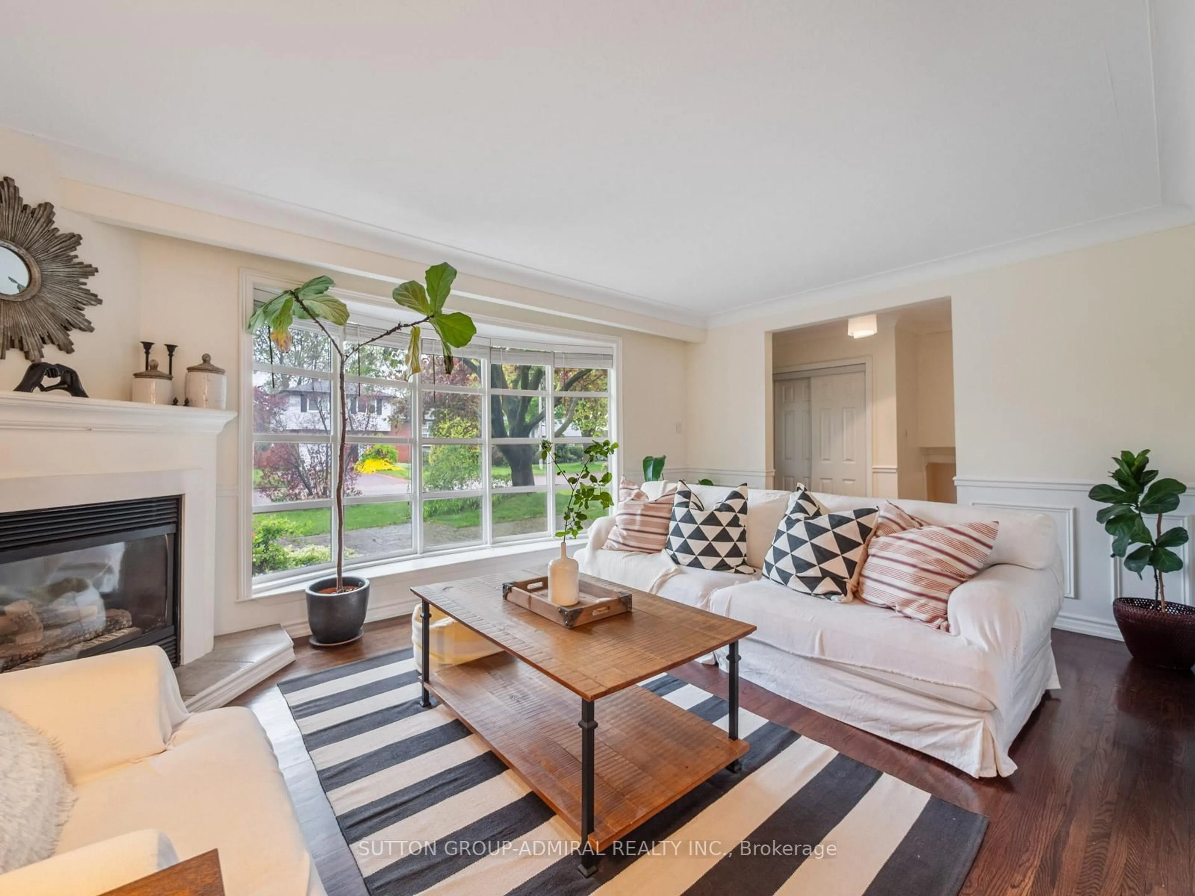 Living room with furniture, unknown for 5509 Hixon Ave, Burlington Ontario L7L 3S1