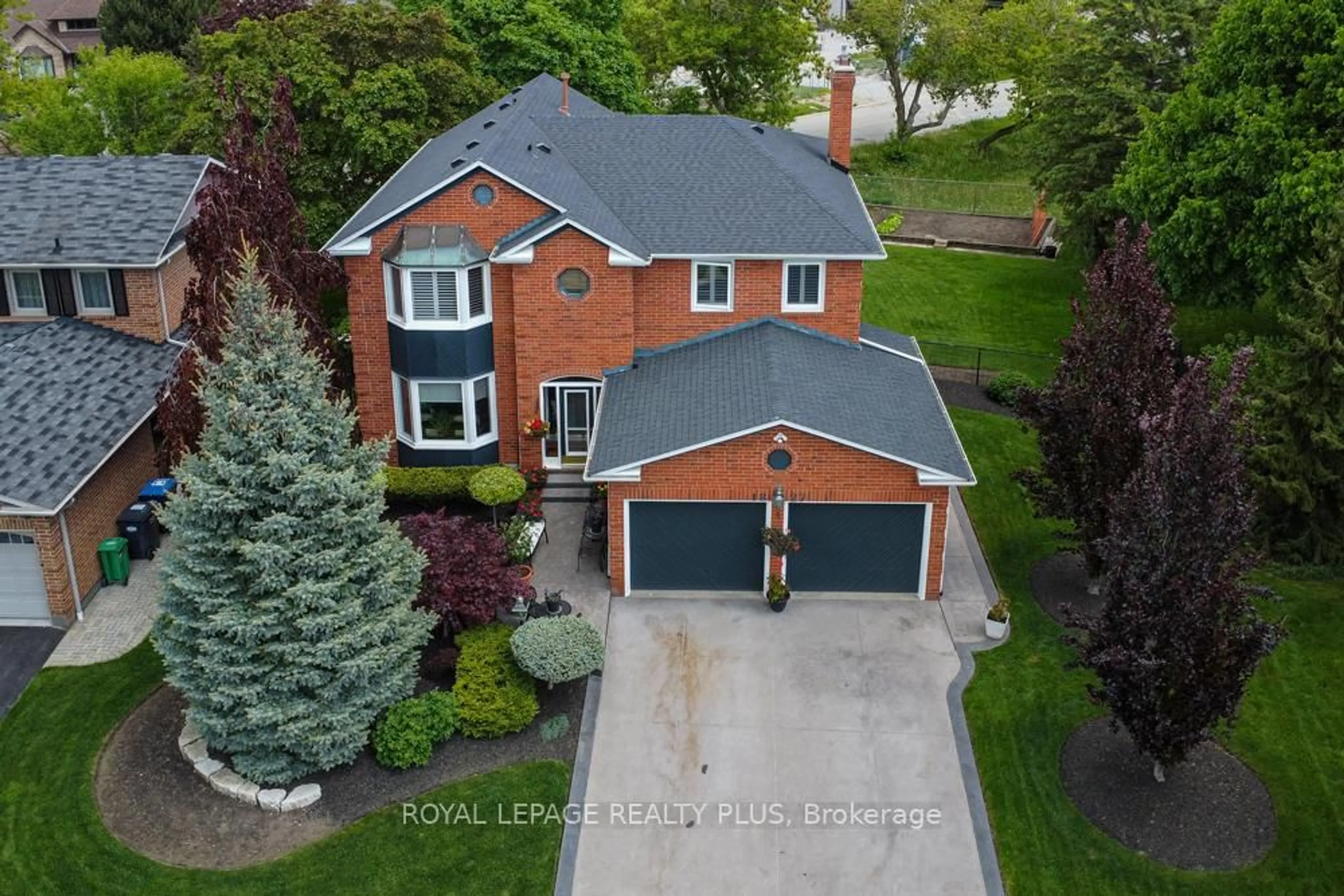 A pic from outside/outdoor area/front of a property/back of a property/a pic from drone, street for 1827 Folkway Dr, Mississauga Ontario L5L 2X1