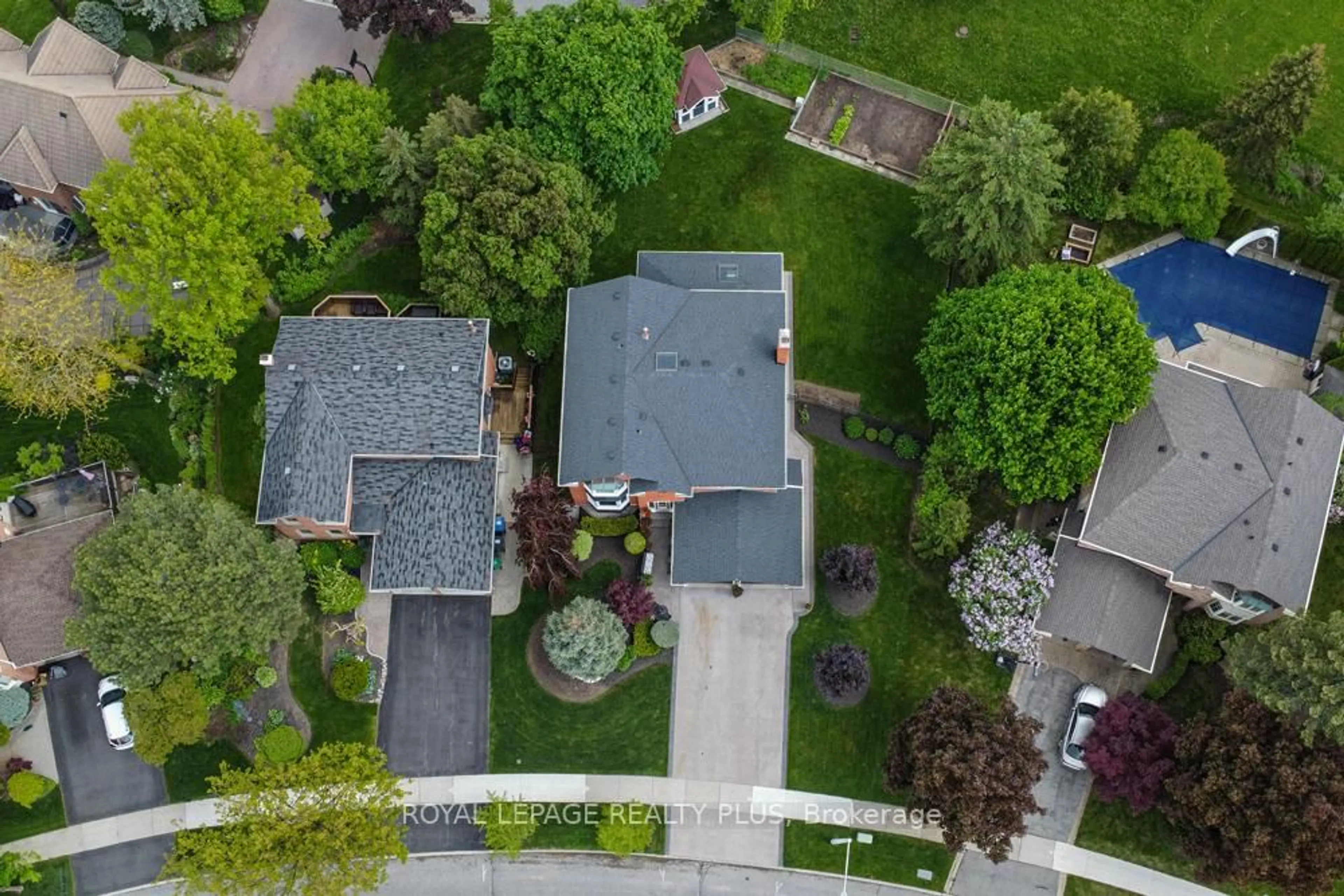 A pic from outside/outdoor area/front of a property/back of a property/a pic from drone, street for 1827 Folkway Dr, Mississauga Ontario L5L 2X1