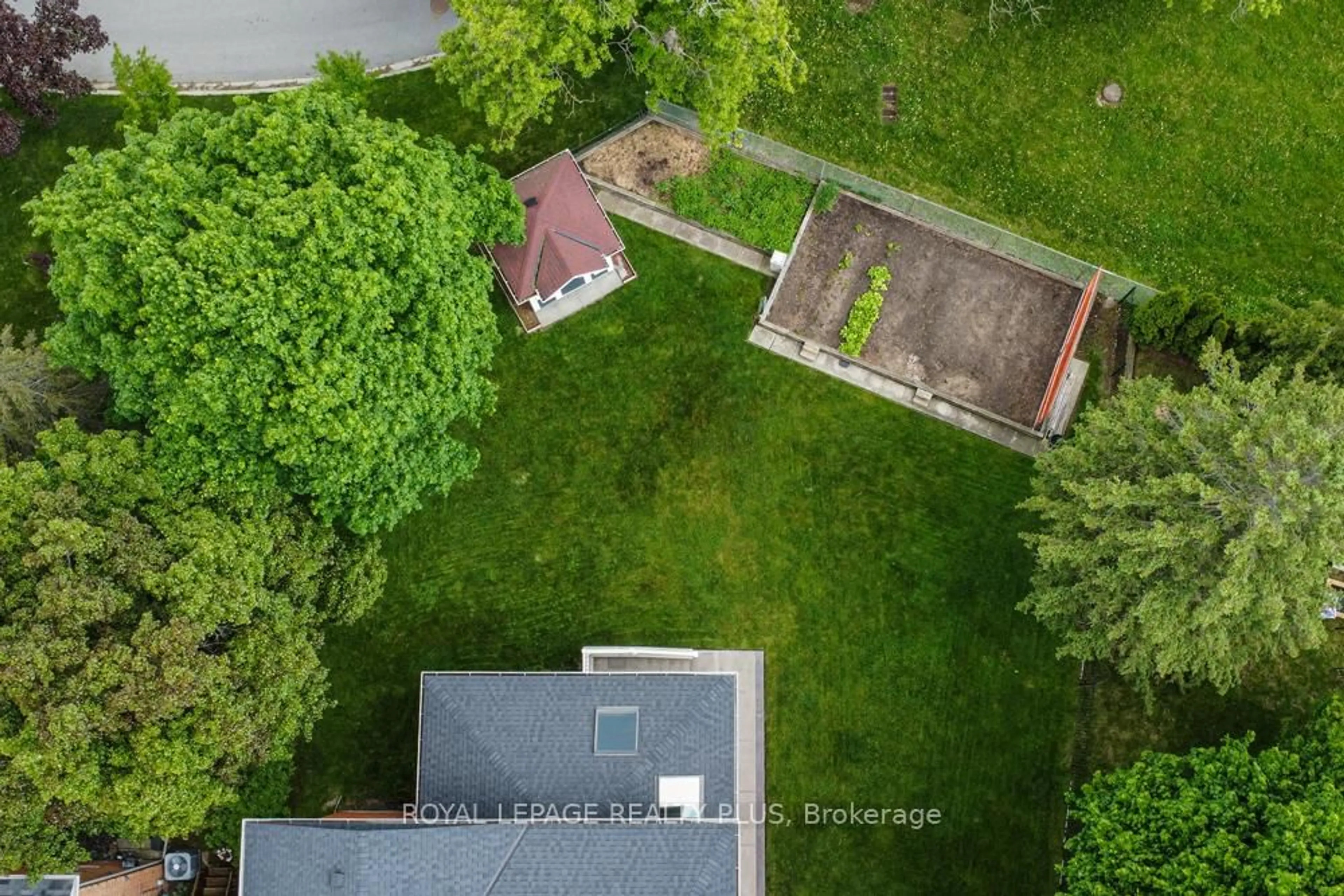 A pic from outside/outdoor area/front of a property/back of a property/a pic from drone, street for 1827 Folkway Dr, Mississauga Ontario L5L 2X1