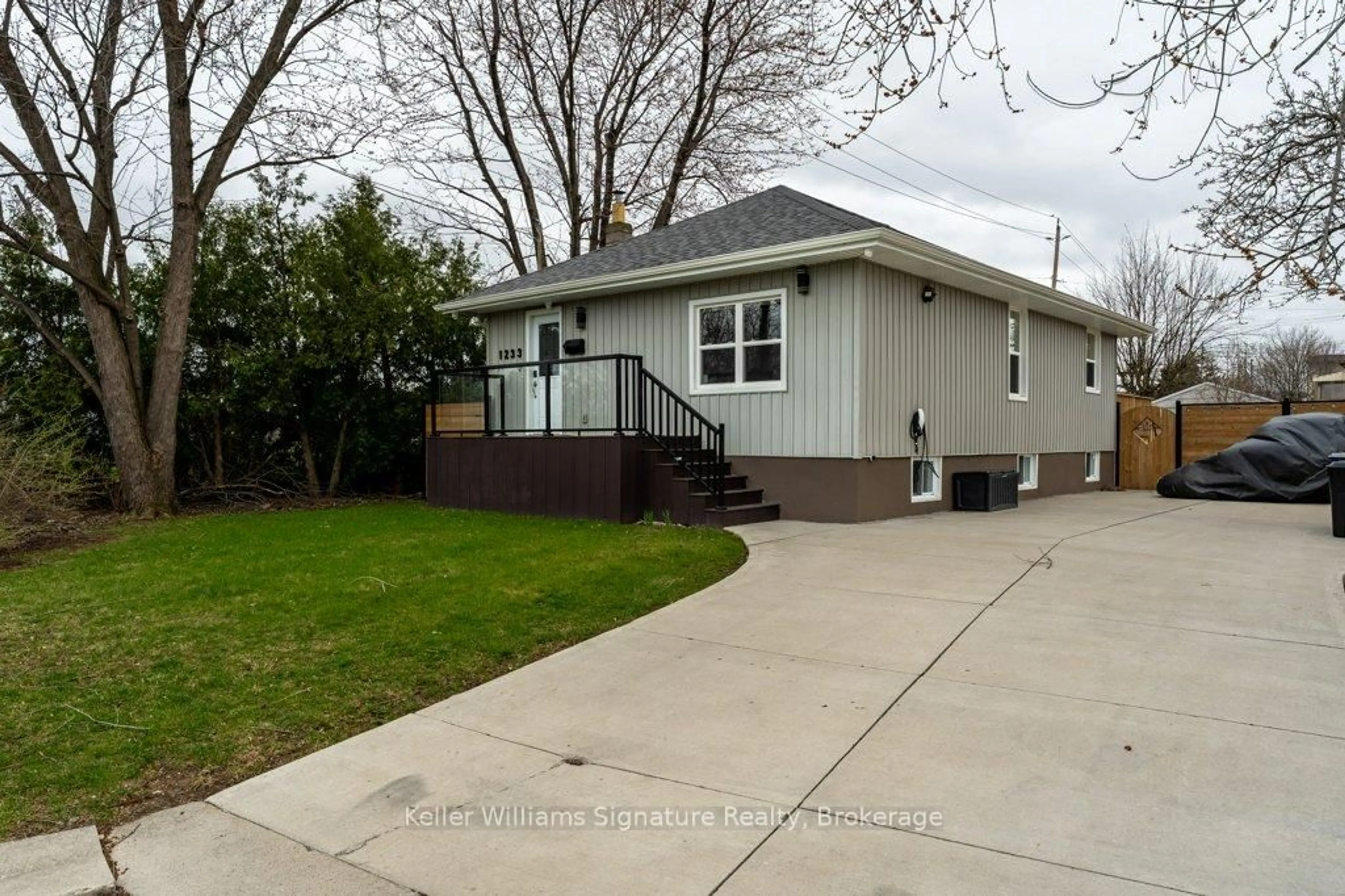 Home with vinyl exterior material, street for 1233 Coric Ave, Burlington Ontario L7R 3S4